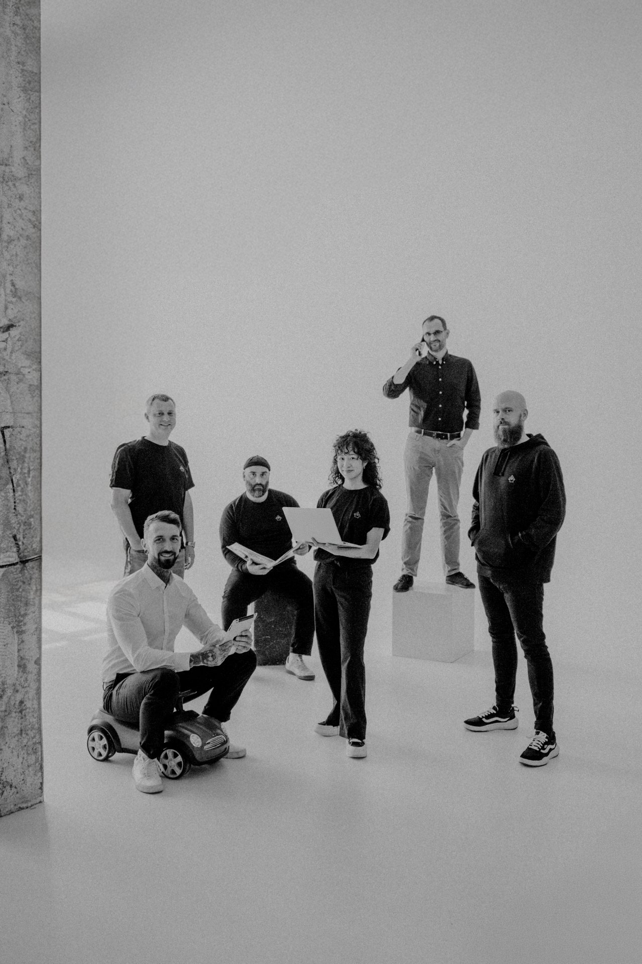 Authentische Team-Momente beim Fotoshooting – Finanzstube Weimar im wytspace Erfurt Kreativ Studio für Social-Media-Content