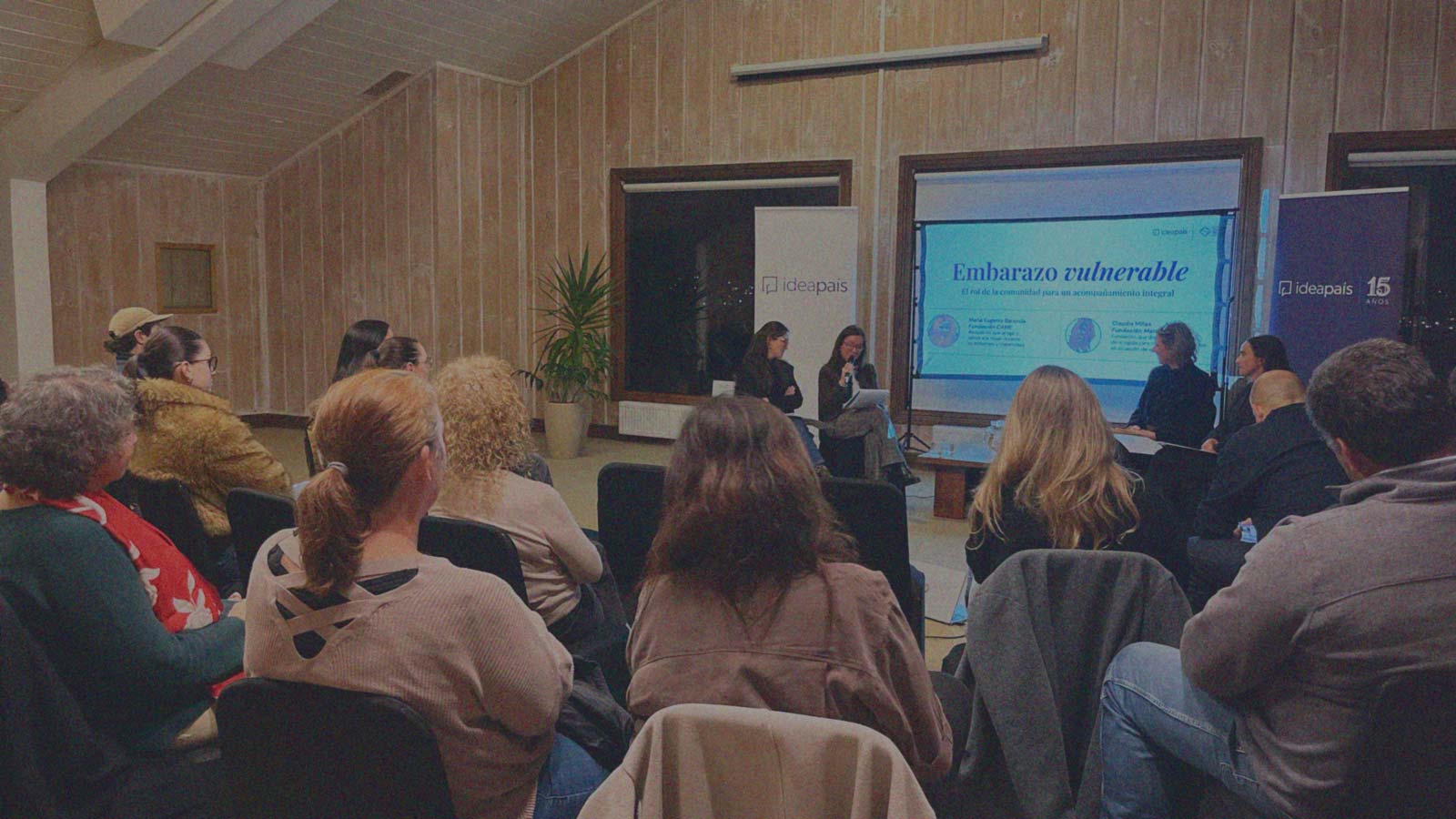 Foto de las expositoras participantes en el conversatorio "Embarazo vulnerable: el rol de la comunidad para un acompañamiento integral" de IdeaPaís.