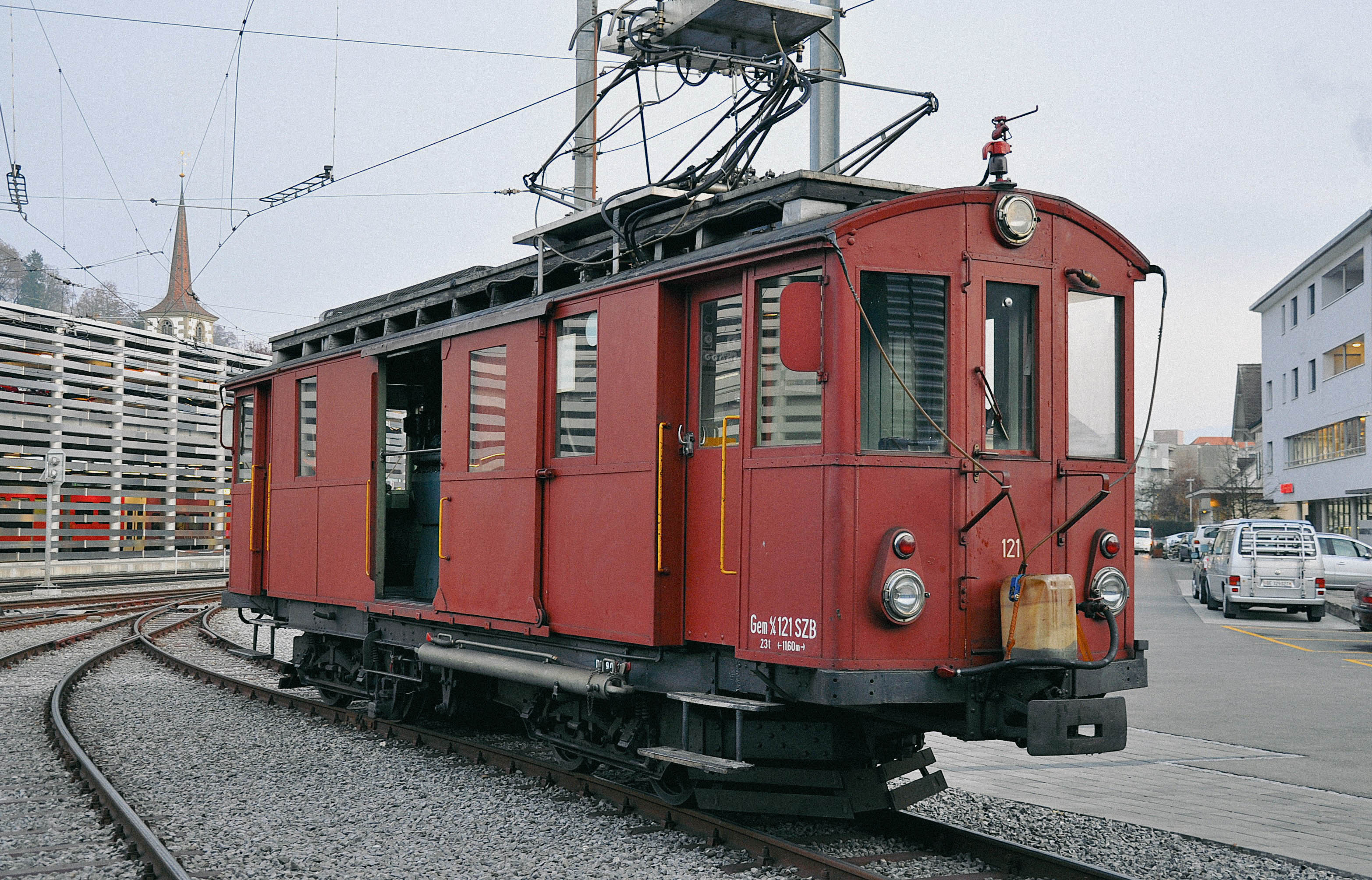 Der historische Gütertriebwagen in einem leicht rötlichen Farbton auf den Streckennetz.