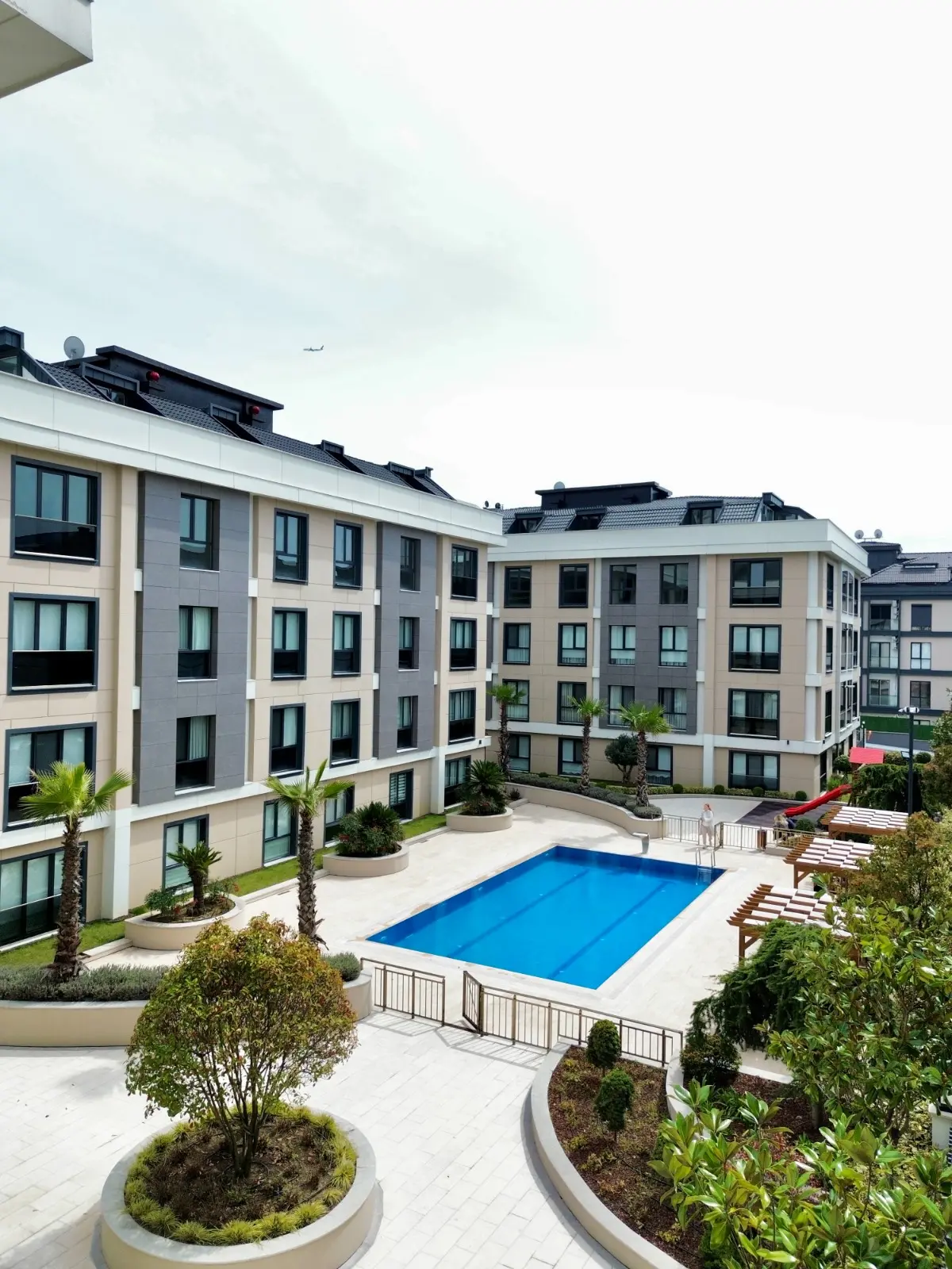 Beylikdüzü’nde havuzlu site içerisinde modern yatay mimariye sahip lüks dubleks daire dış görünümü