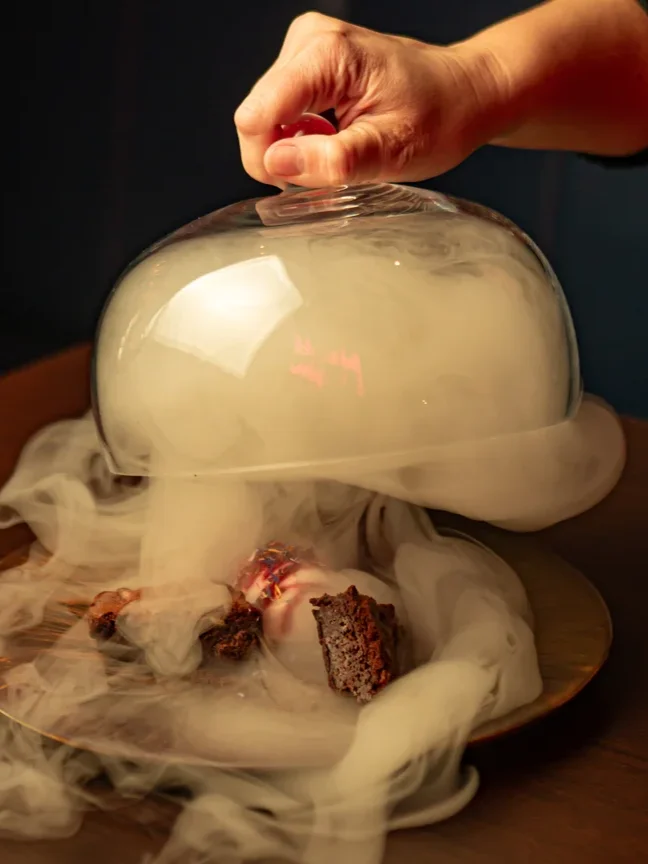 Postre casero de tamal de chocolate negro en Piñata Cantina, el mejor brunch mexicano de Barcelona.