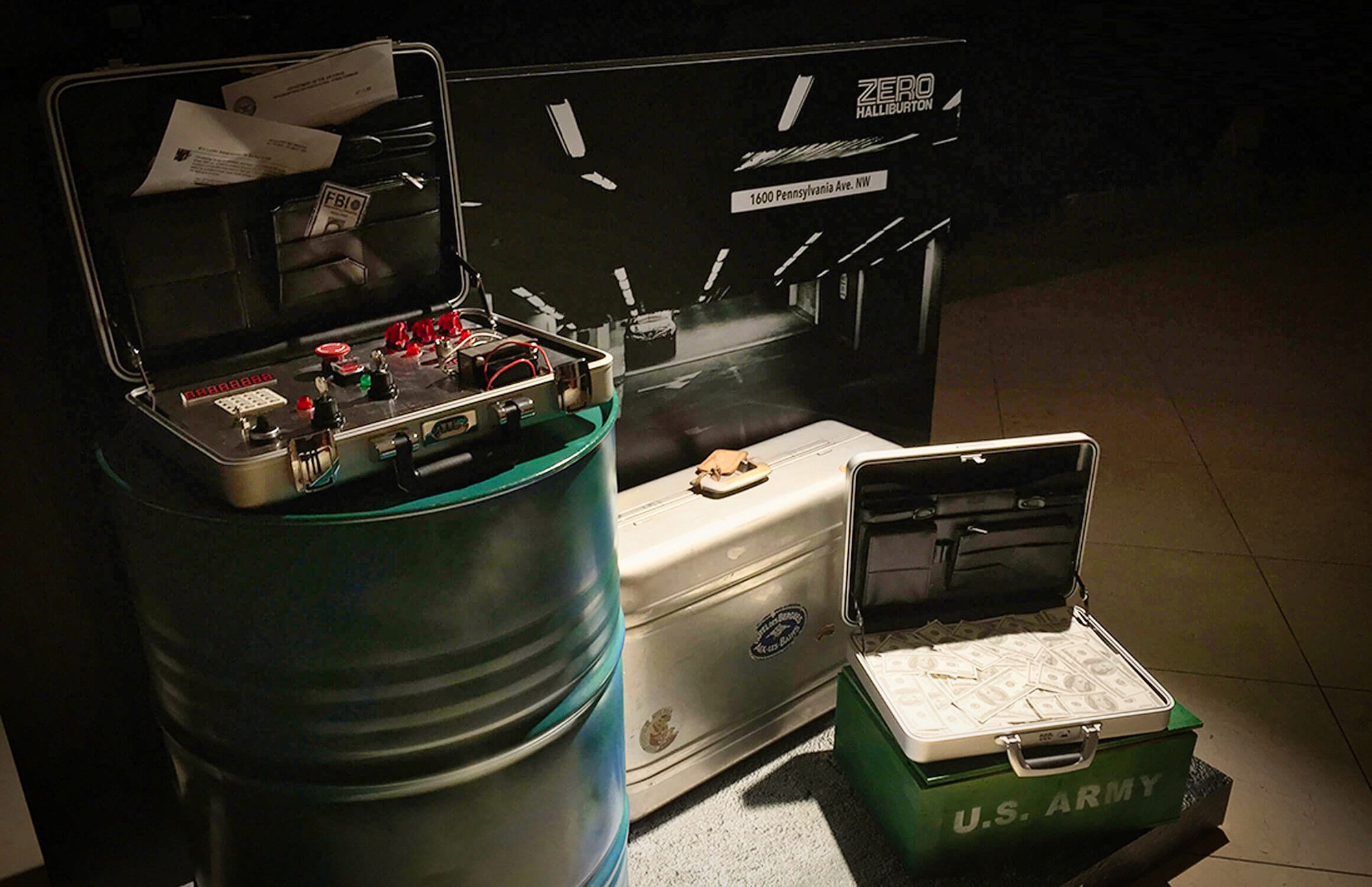 這張圖像展示了ZERO Halliburton的活動展場佈置，有許多個裝滿錢和設備的金屬手提箱，模擬好萊塢電影中的軍事場景。