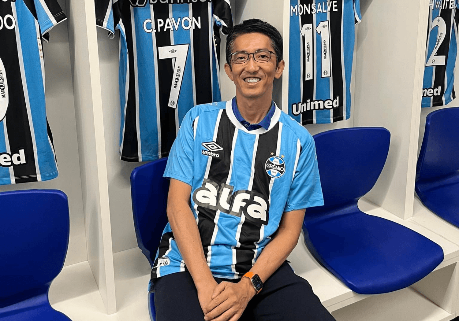 サッカーユニフォームを着る新生児医療を専門とする難波文彦先生