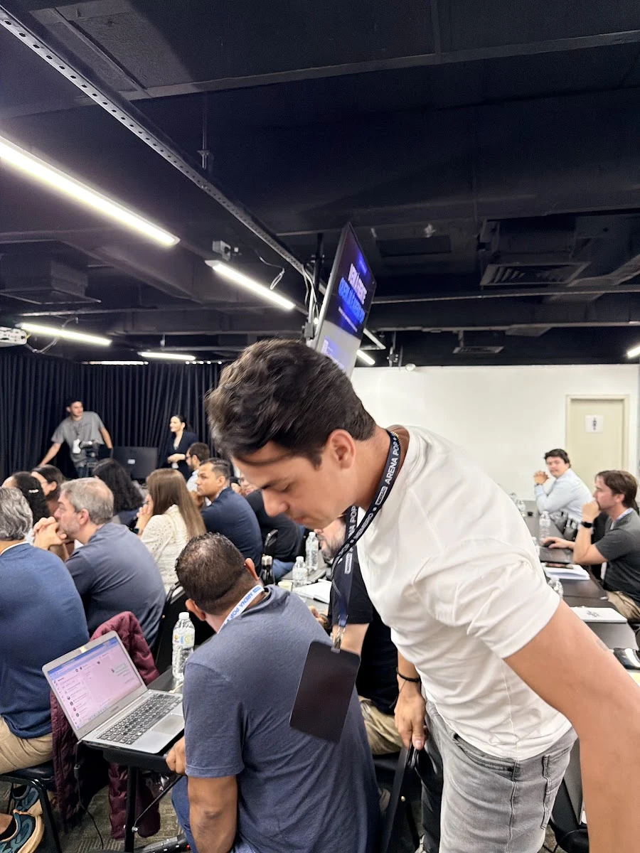 Guaraci orientando participantes nas mesas da segunda edição