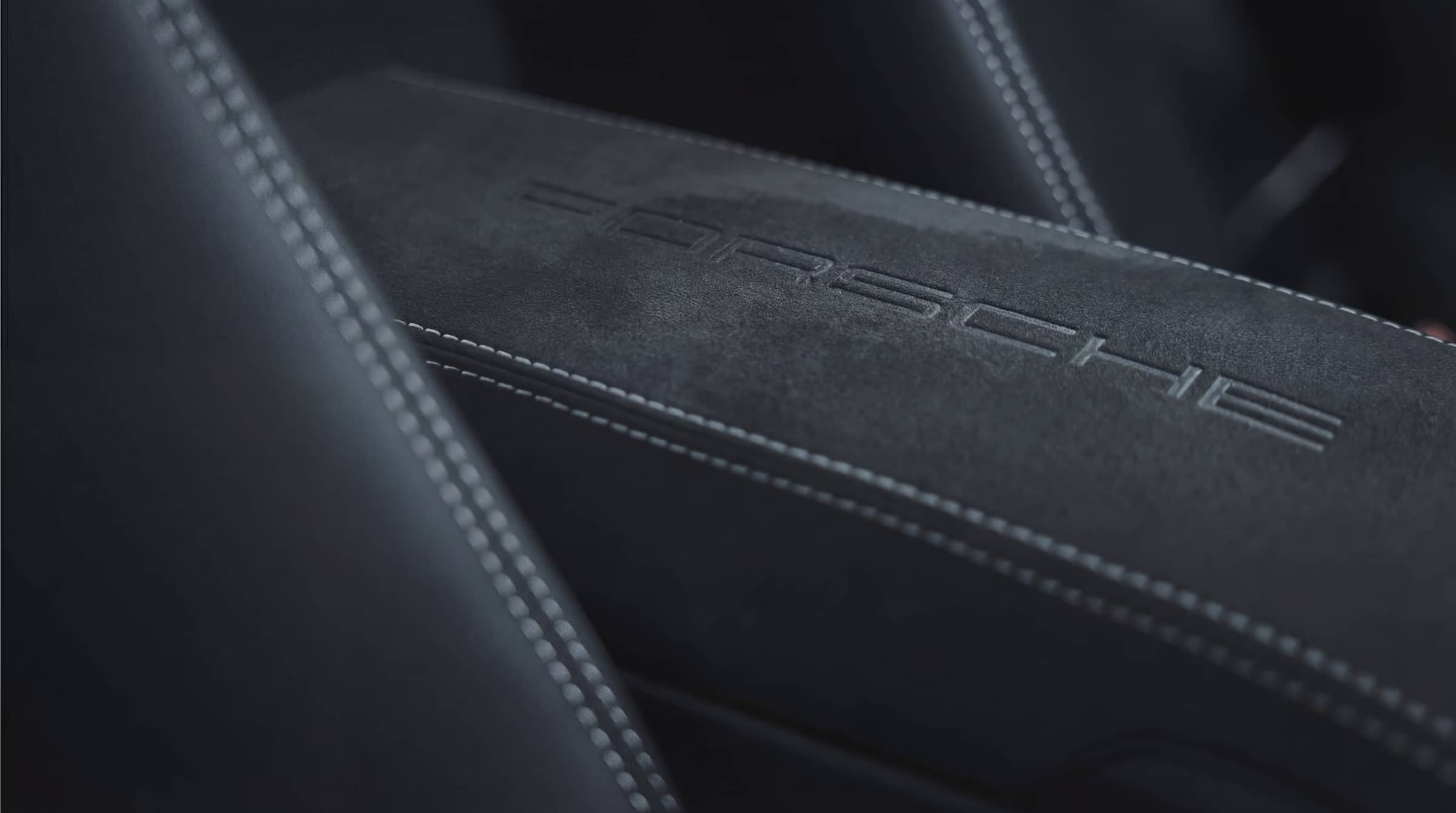 Avant nettoyage de l’Alcantara d’une Porsche 911