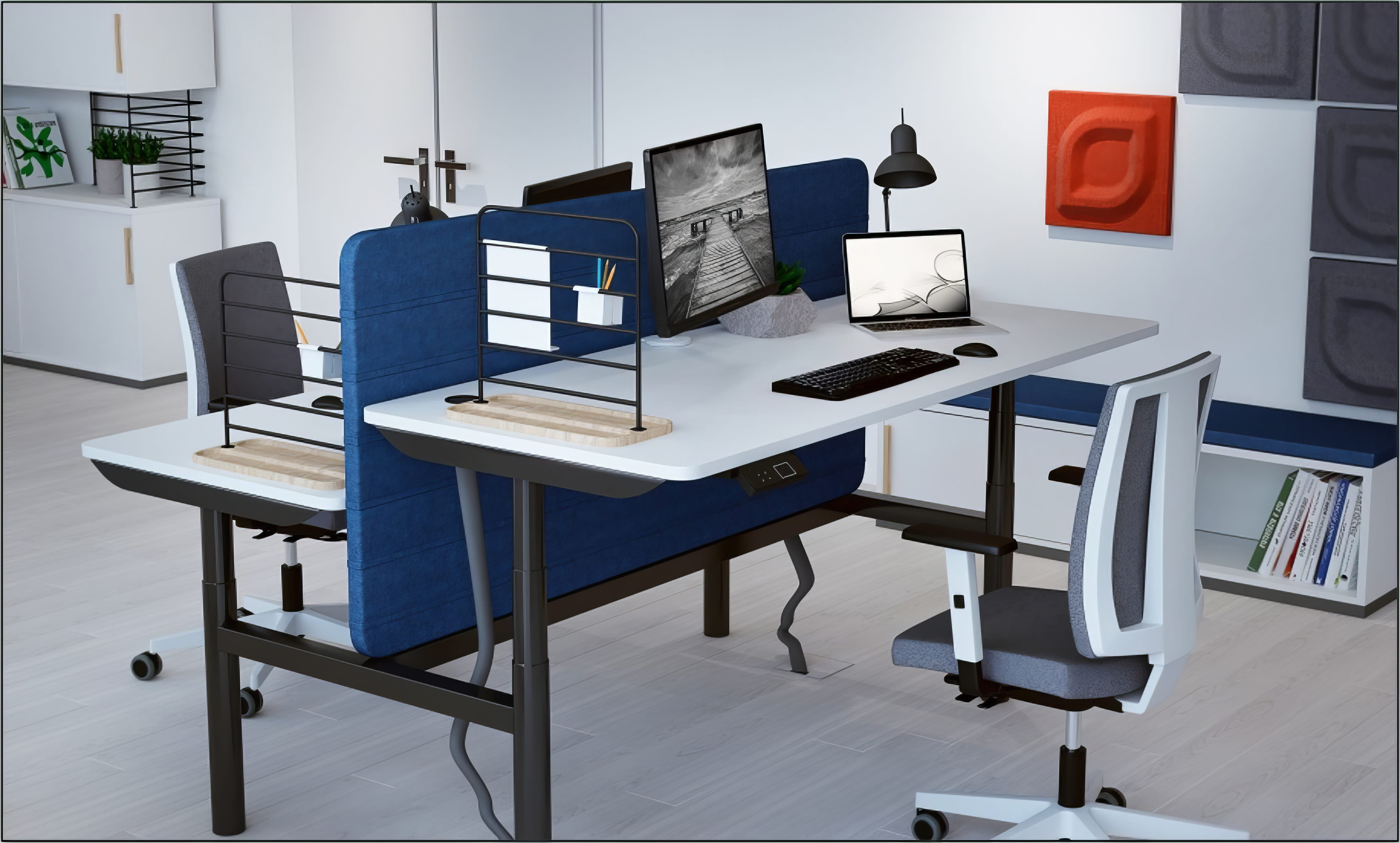 MW Interior - Moderner weißer Doppelarbeitsplatz mit elektrisch höhenverstellbarem Schreibtisch, blauen Akustik-Tischtrennwänden, grauen Bürostühlen und Akustikpaneelen an der Wand" Beschreibung: Ergonomischer Doppelarbeitsplatz mit elektrisch höhenverstellbaren Tischen, blauen Akustik-Tischtrennwänden und farblich abgestimmten Wandpaneelen – durchdacht ausgestattet für konzentriertes Arbeiten im Open-Space.