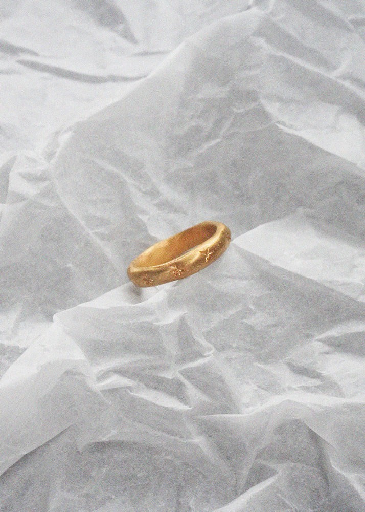Gold ring with engraved sparks