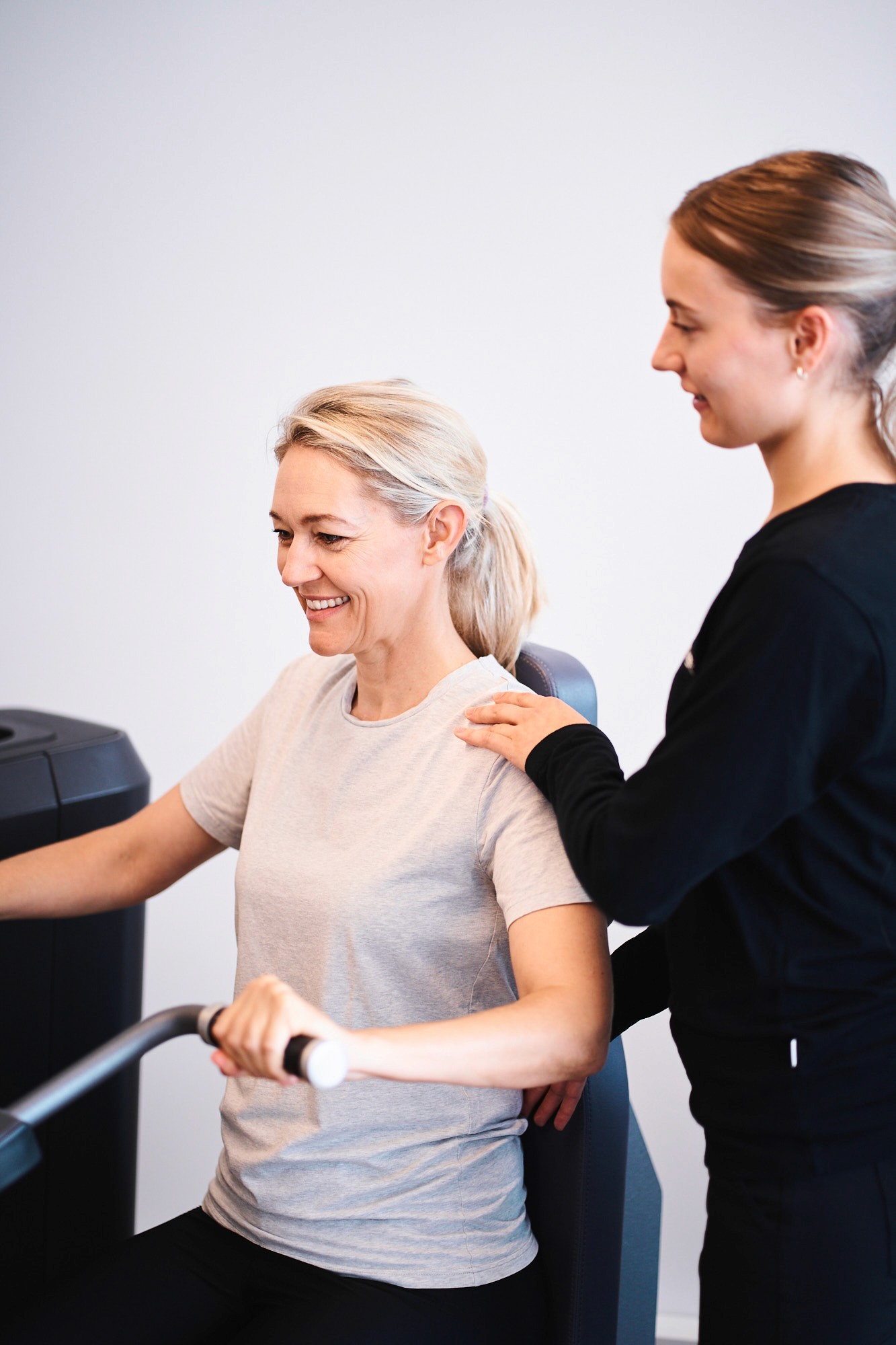 Person wird fachlich kompetent beim Training beraten im Fitnessstudio Körperwerk