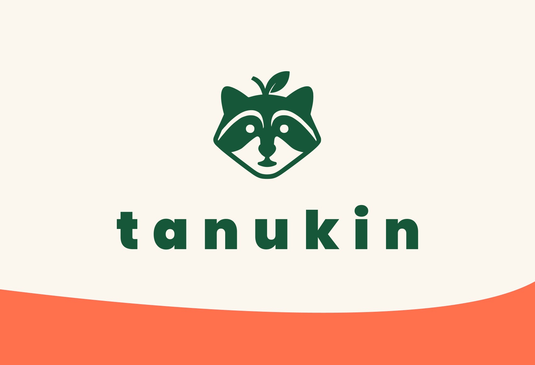 Tanukin Logo. Grün auf beigem Hintergrund mit orangener geschwungener Fläche am unteren Rand.
