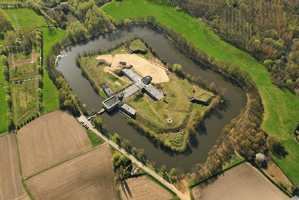 Dronebeeld van Fortcafé De Batterie in het historische Fort Liezele, omringd door groen