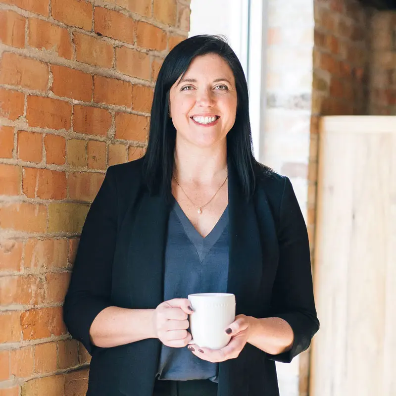 Fotografía de una mujer de mediana edad con vestimenta profesional y expresión de liderazgo; representa el perfil de una 'User Persona' ejecutiva, orientada a la toma de decisiones estratégicas y gestión de proyectos.