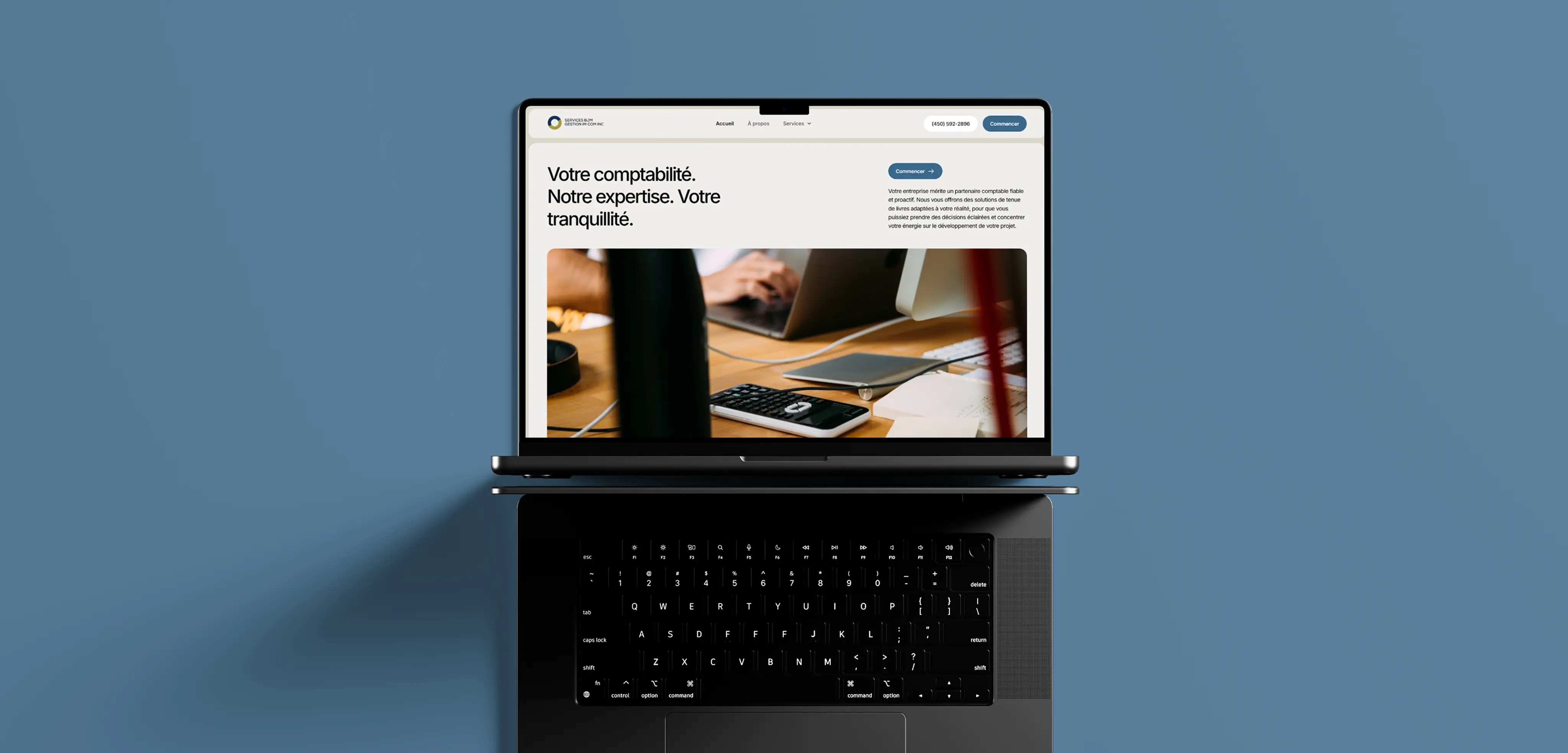 Mockup du site web de Gestion BJM affiché sur ordinateur portable — page d'accueil avec le slogan "Votre comptabilité. Notre expertise. Votre tranquillité."