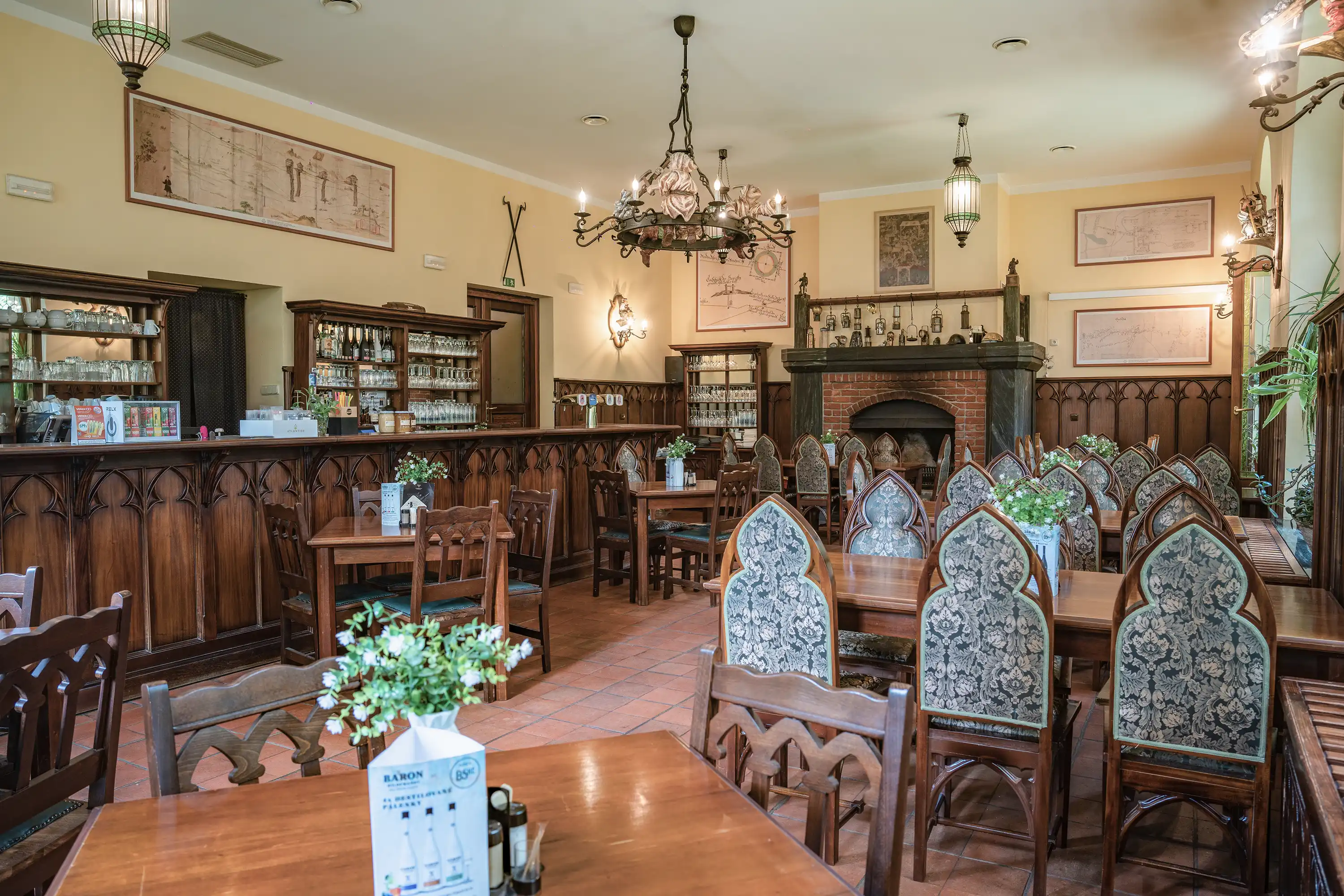 Interiér restaurace v Havířské boudě s gotickým nábytkem a lustry