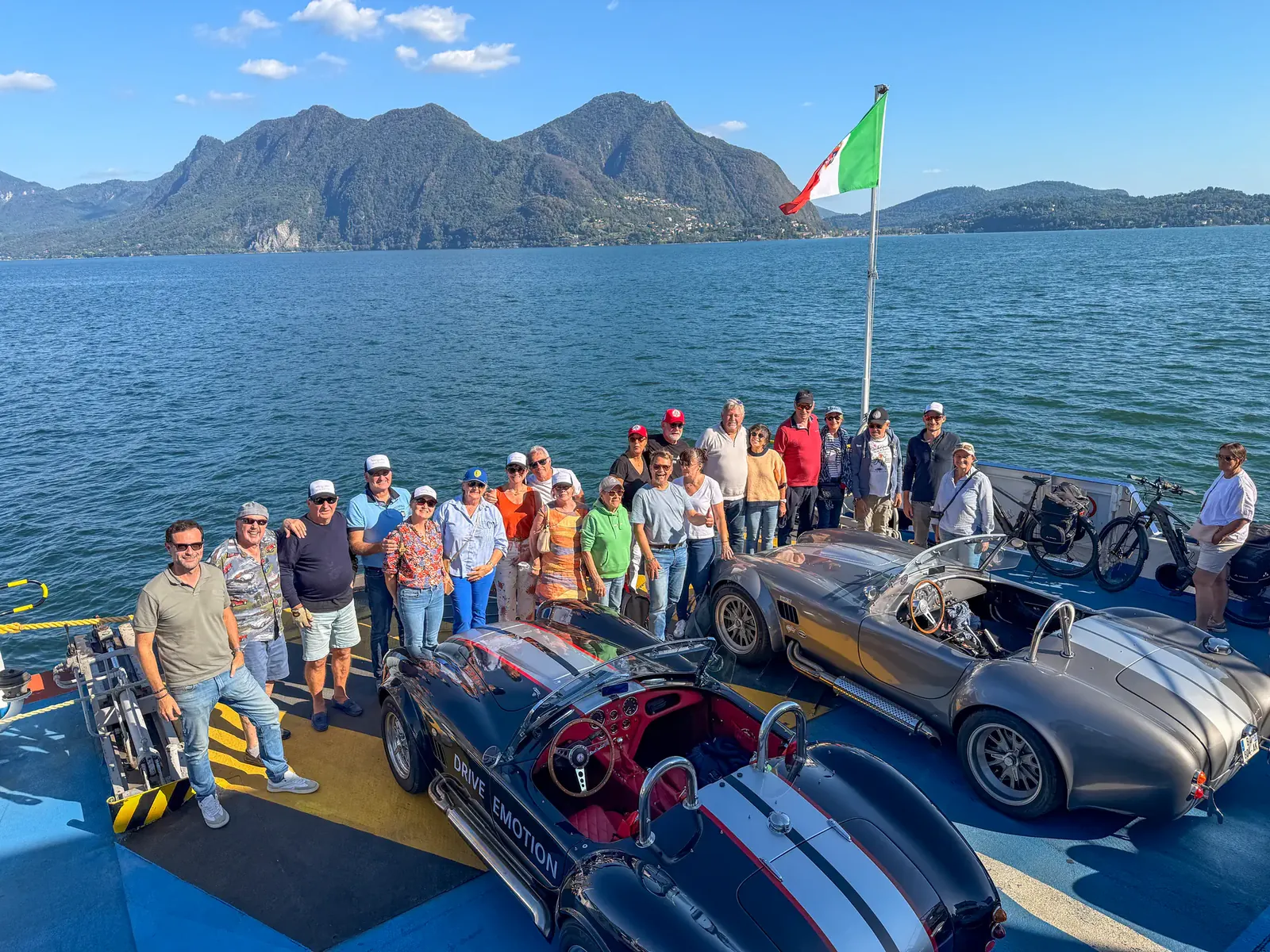 Le groupe et les AC Cobra sur le bac, pendant la traversée d'un lac italien