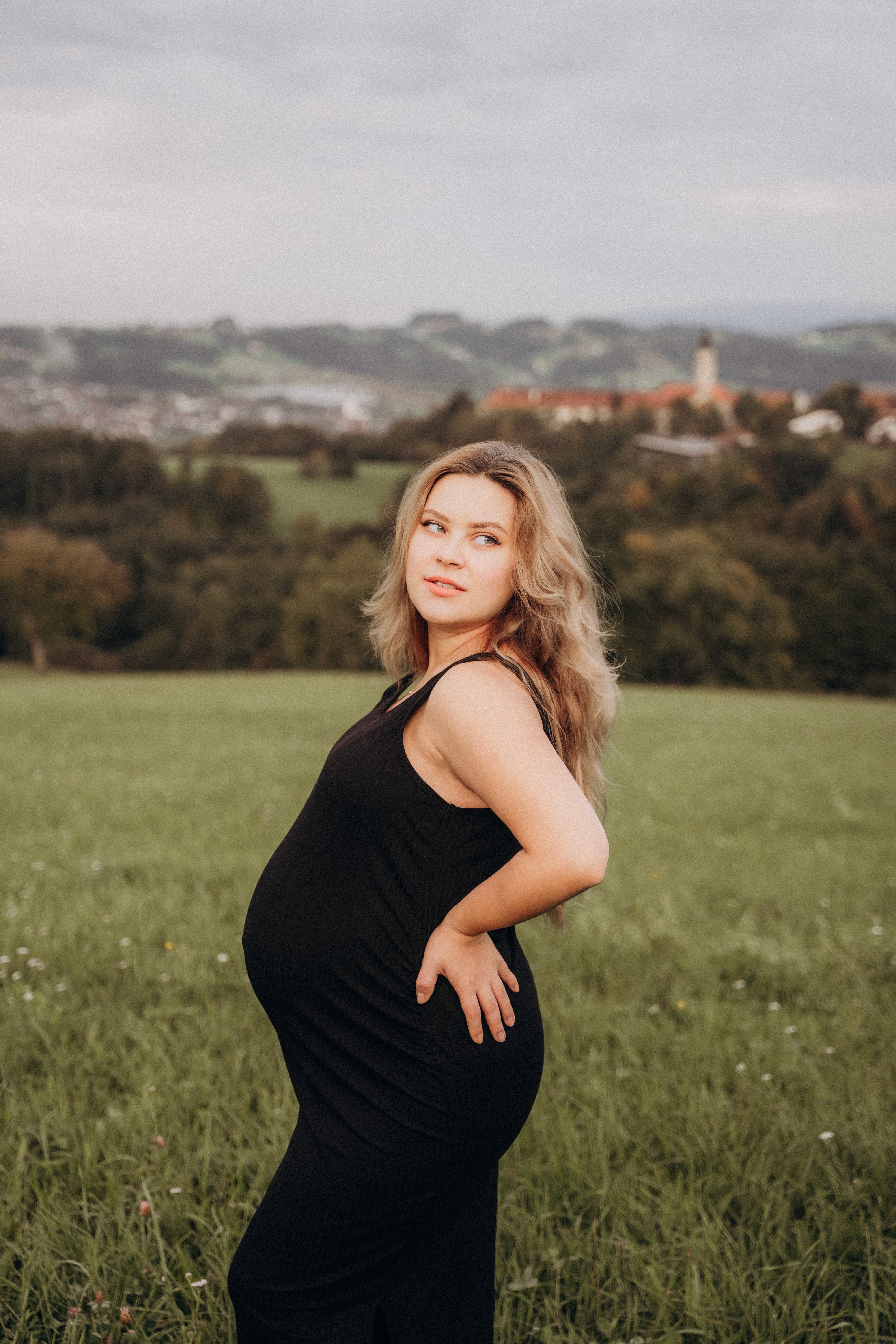 Schwangerschaftsfotografie in Bogen, Niederbayern – werdende Mutter bei einem natürlichen Outdoor Shooting.