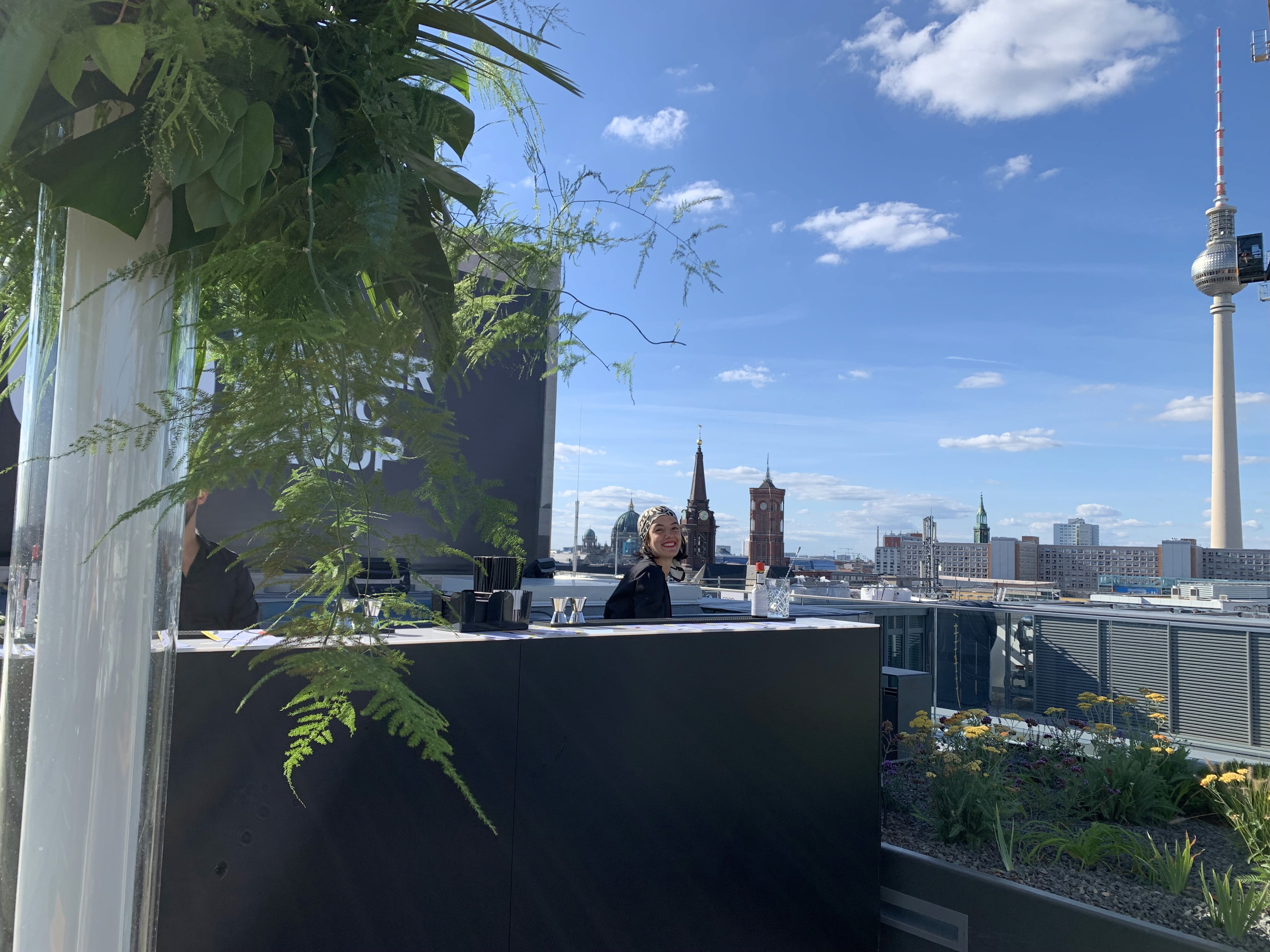 Mobile Bar auf dem Rooftop mit Blick auf die Berliner Skyline