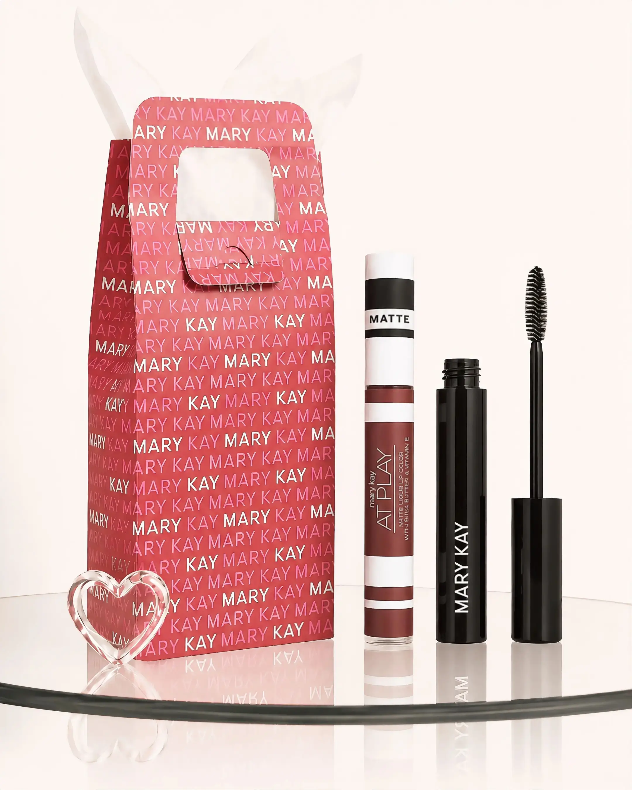 Presente Mary Kay At Play com produto para lábios e máscara de cílios em composição para maquiagem.