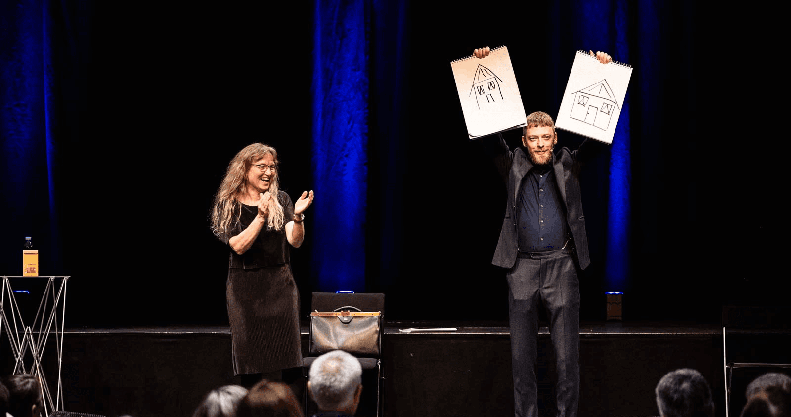 Mentalist engagerer publikum under firma­konference