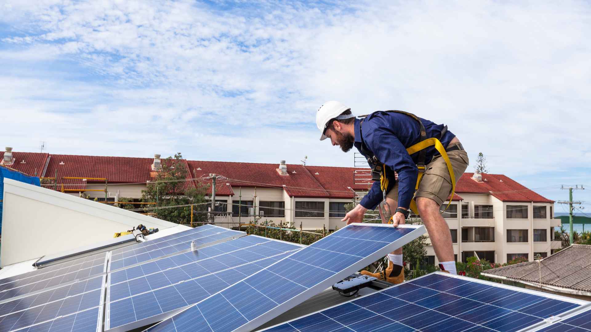 Microinversor solar: qué es, cómo funciona y cuándo tiene sentido elegirlo sobre un inversor de string