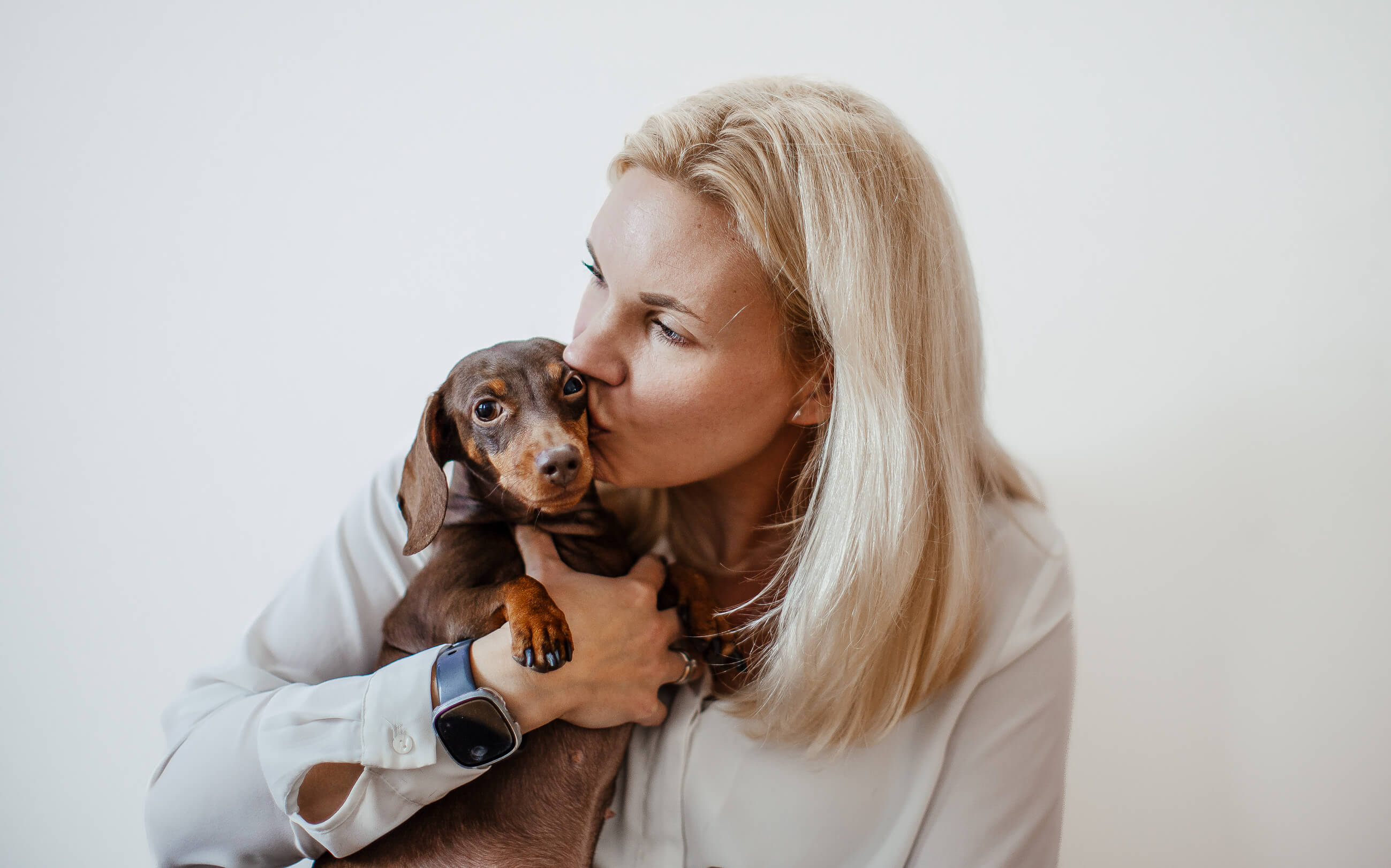 Theresa mit ihrem Hund, repräsentiert den persönlichen und authentischen Ansatz hinter SHEWords HR-Copywriting