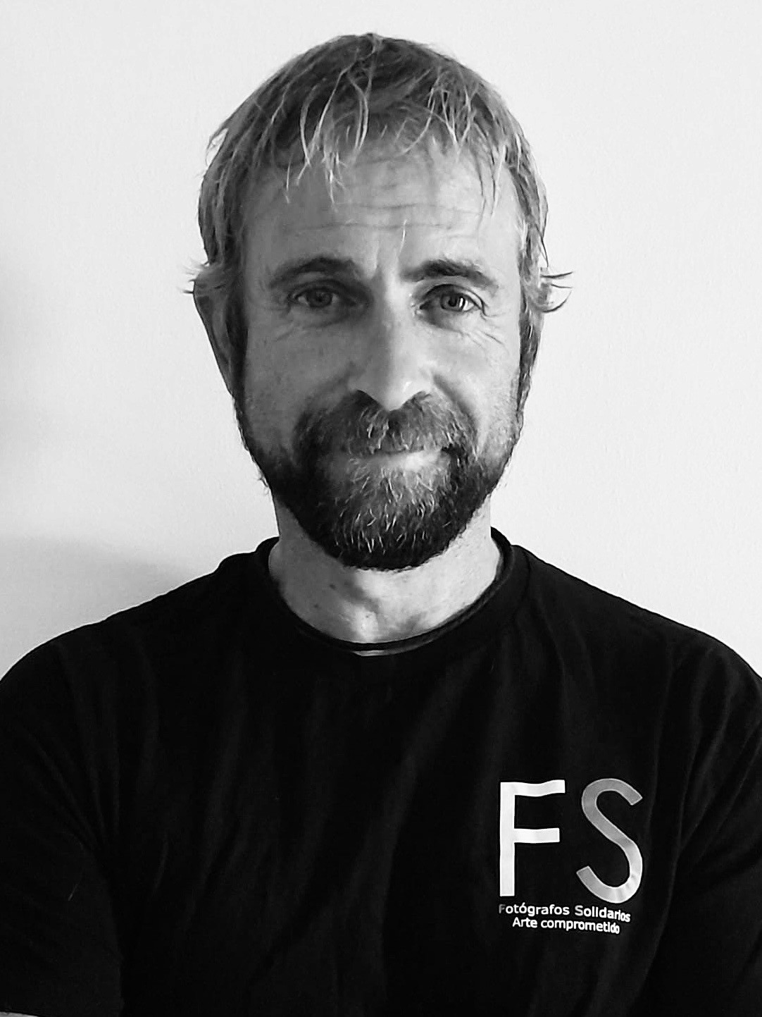 Retrato de hombre rubio con pelo corto y barba y camisa de fs arte comprometido