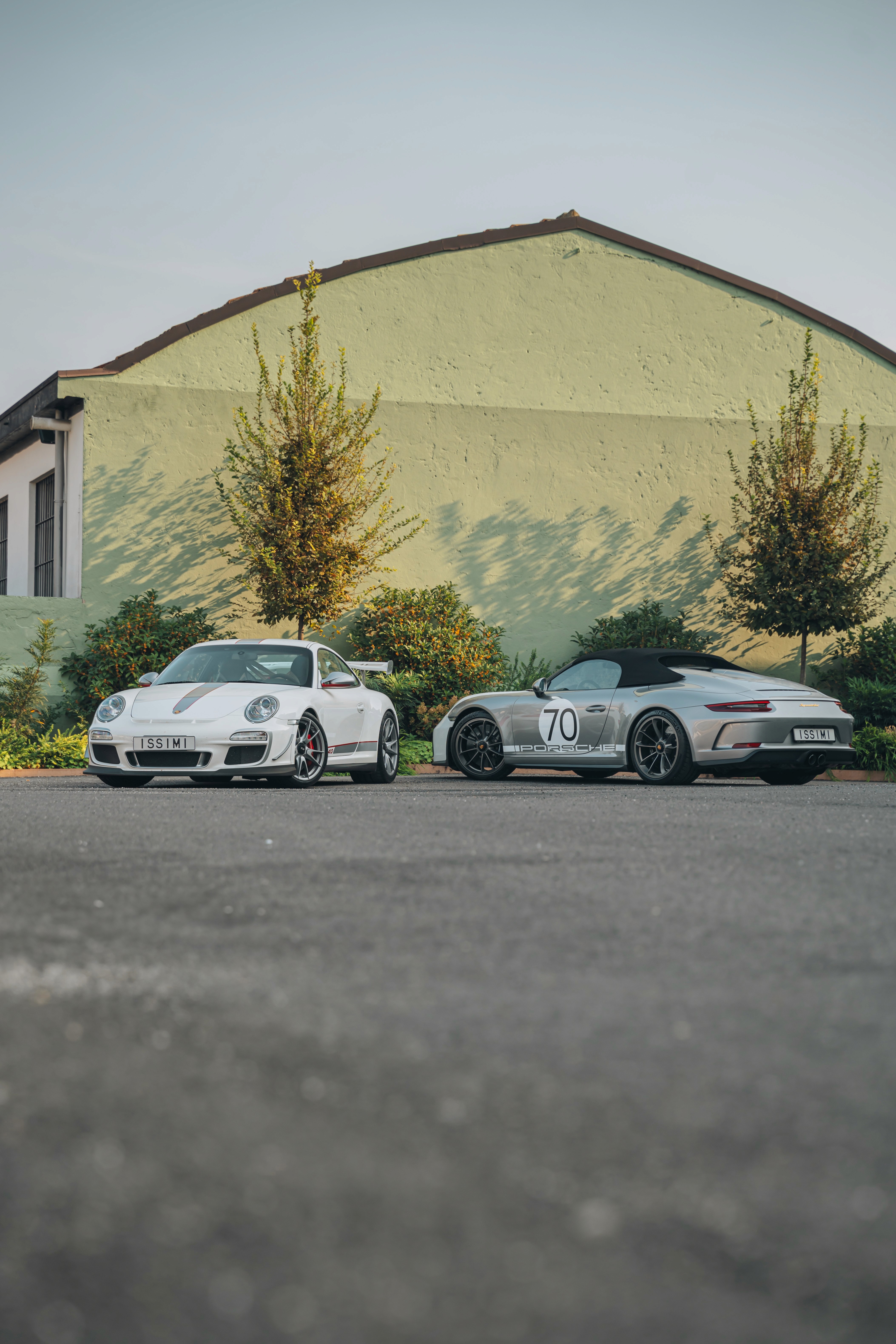 Render 3D di moto da Ducati Desmosedici RR con carene bianche, appendici aerodinamiche in carbonio e pneumatici da corsa pirelli in studio bianco.