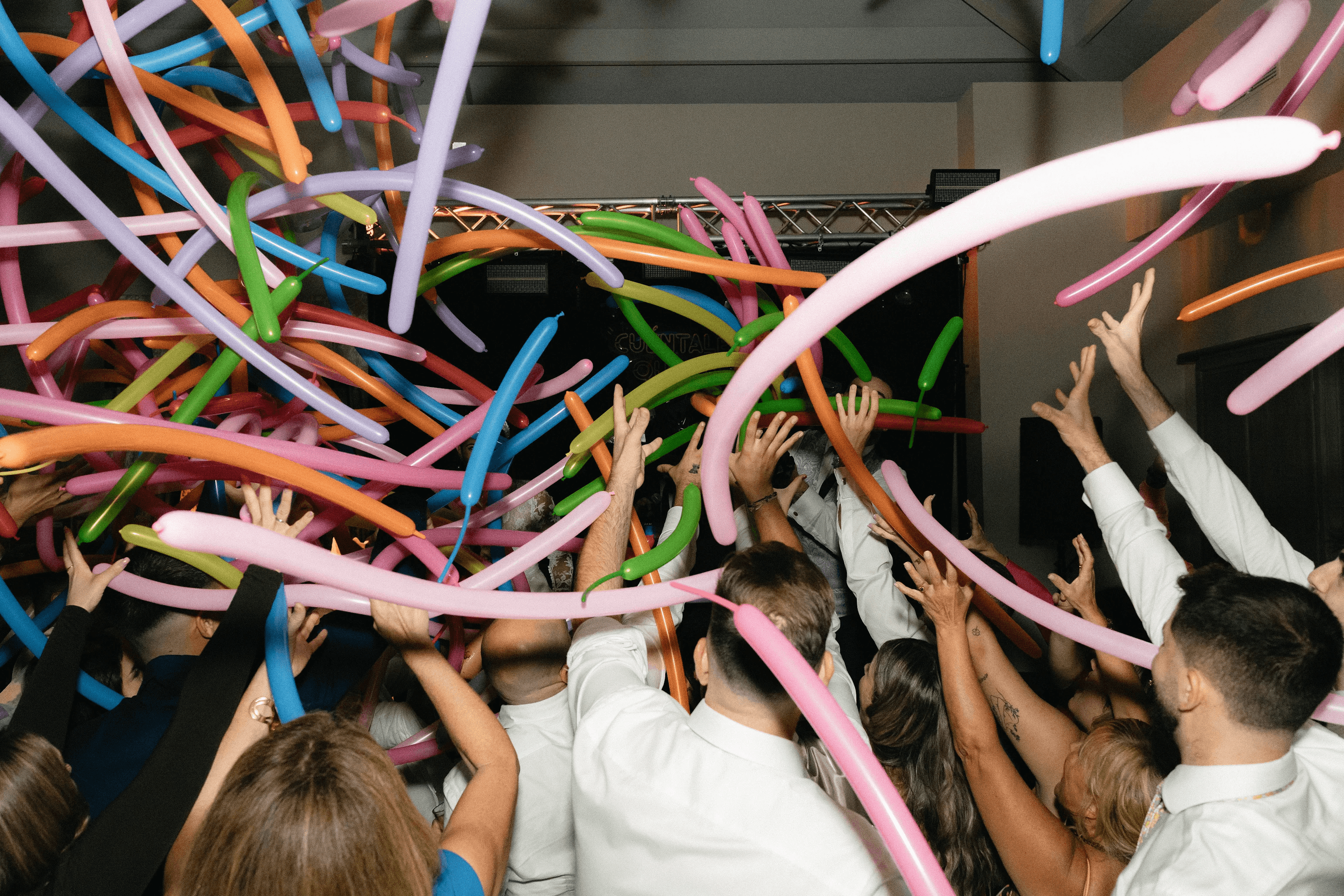 Novio con pistola de humo y led