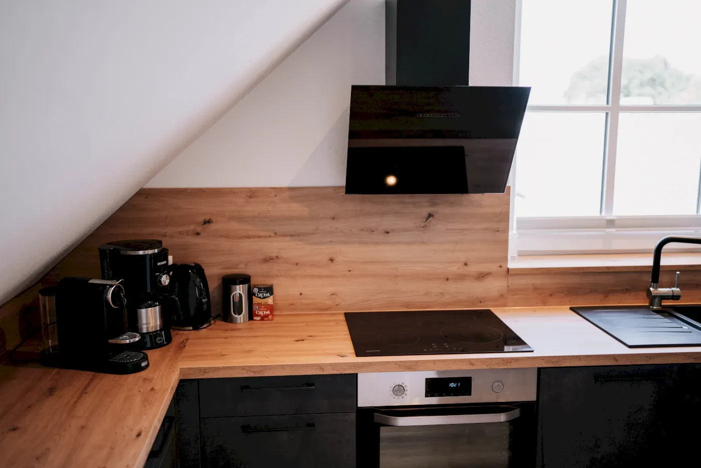 Küchenzeile der Ferienwohner mit Härt und Backofen.