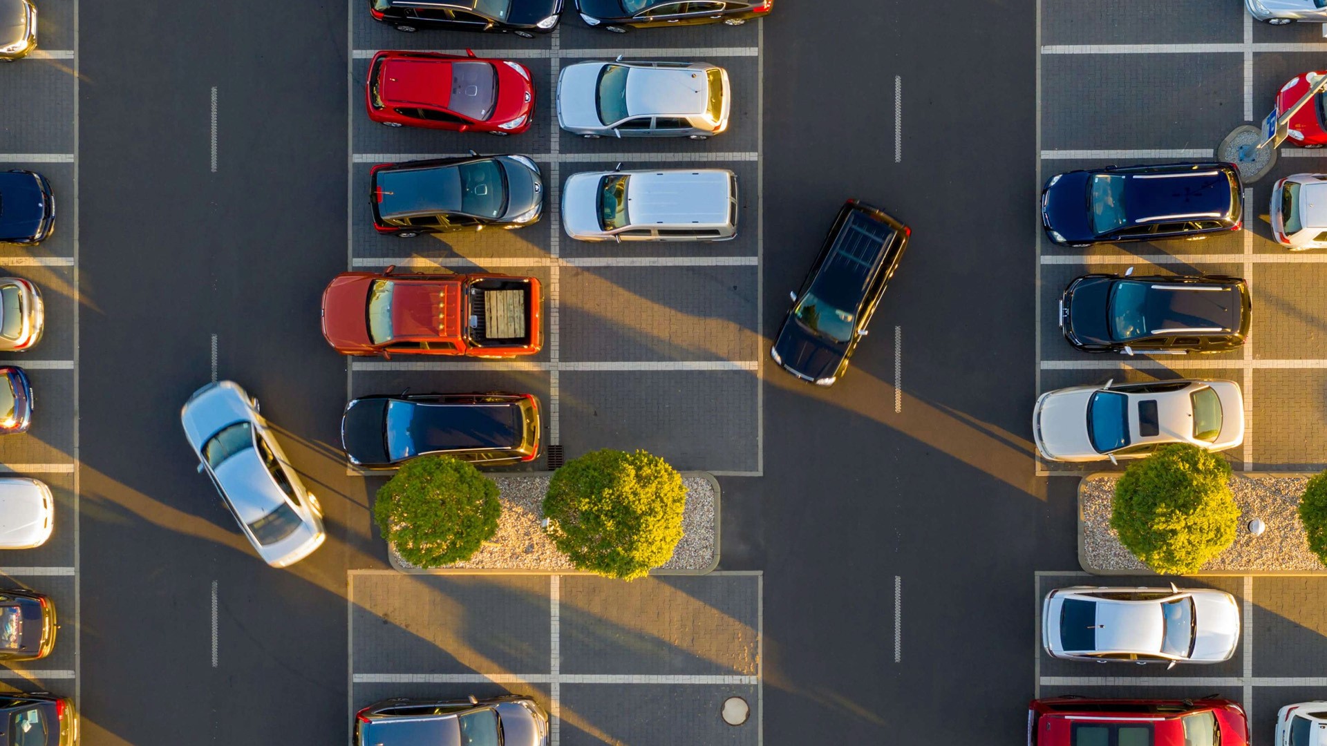 Graficzne przedstawienie technik parkowania równoległego i prostopadłego.