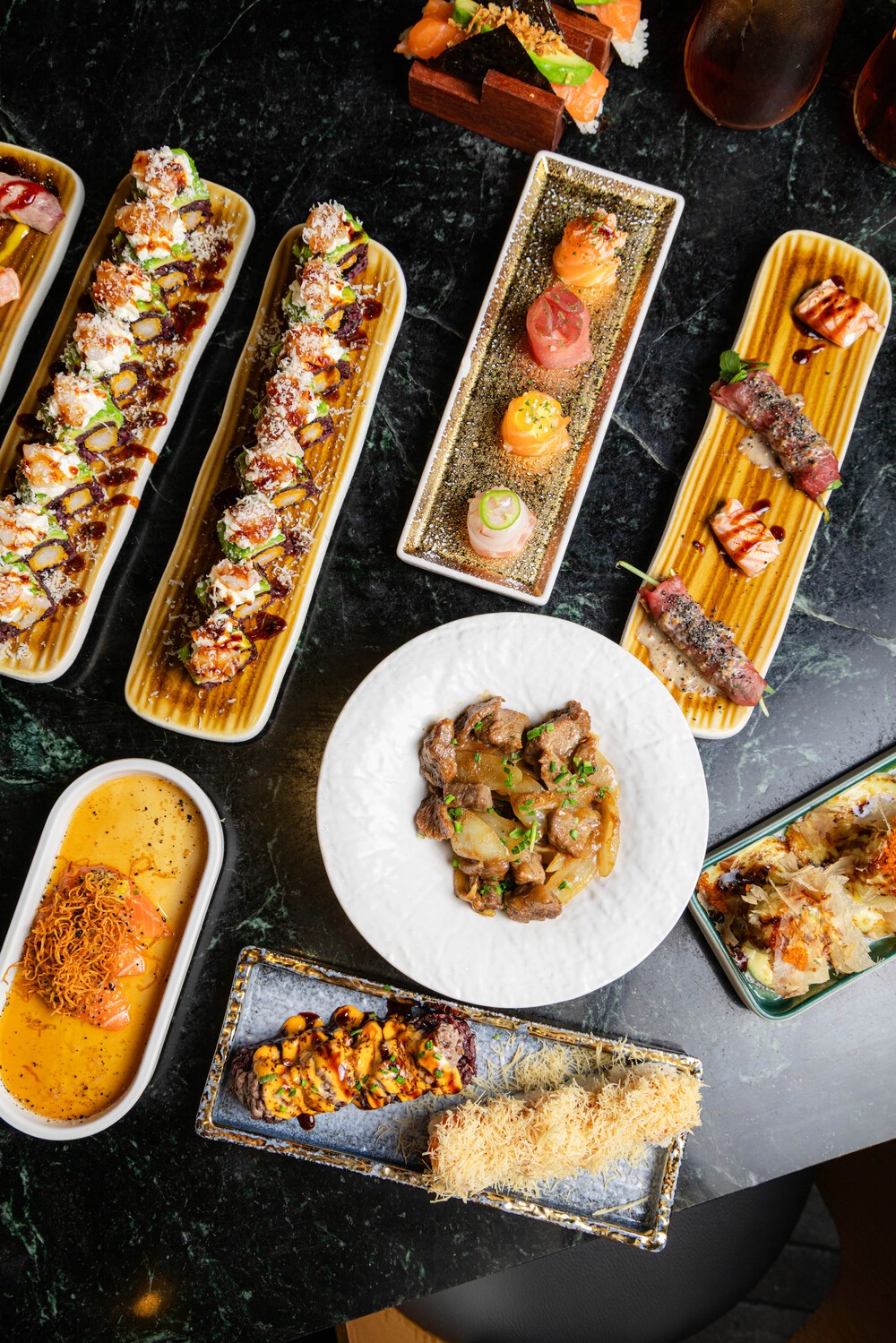 Table de partage : makis signature, bœuf sauté et nigiris