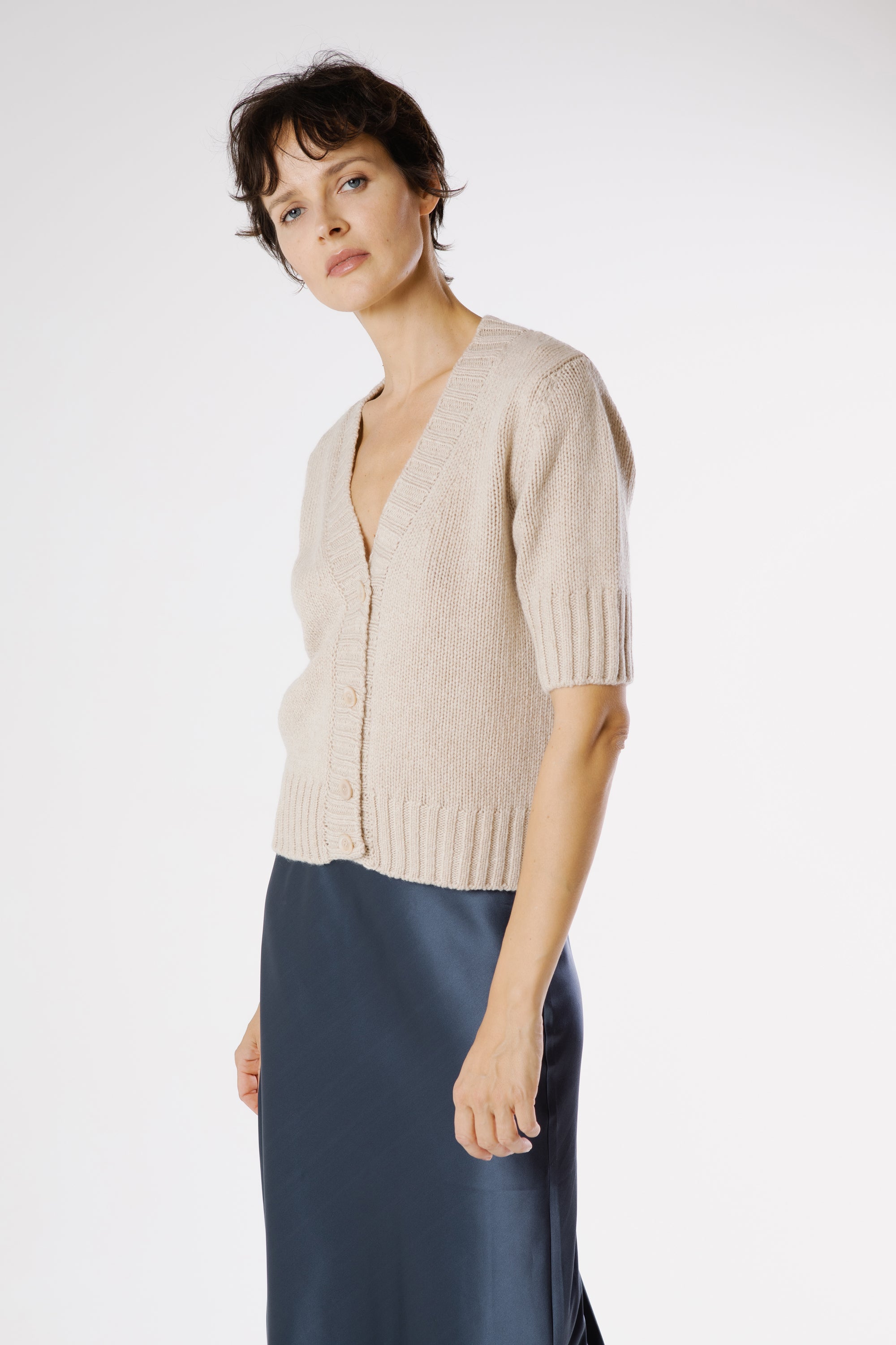 Side view of Artemisa Cashmere Cardigan Sphinx highlighting relaxed fit, short sleeves, and refined ribbed hem.