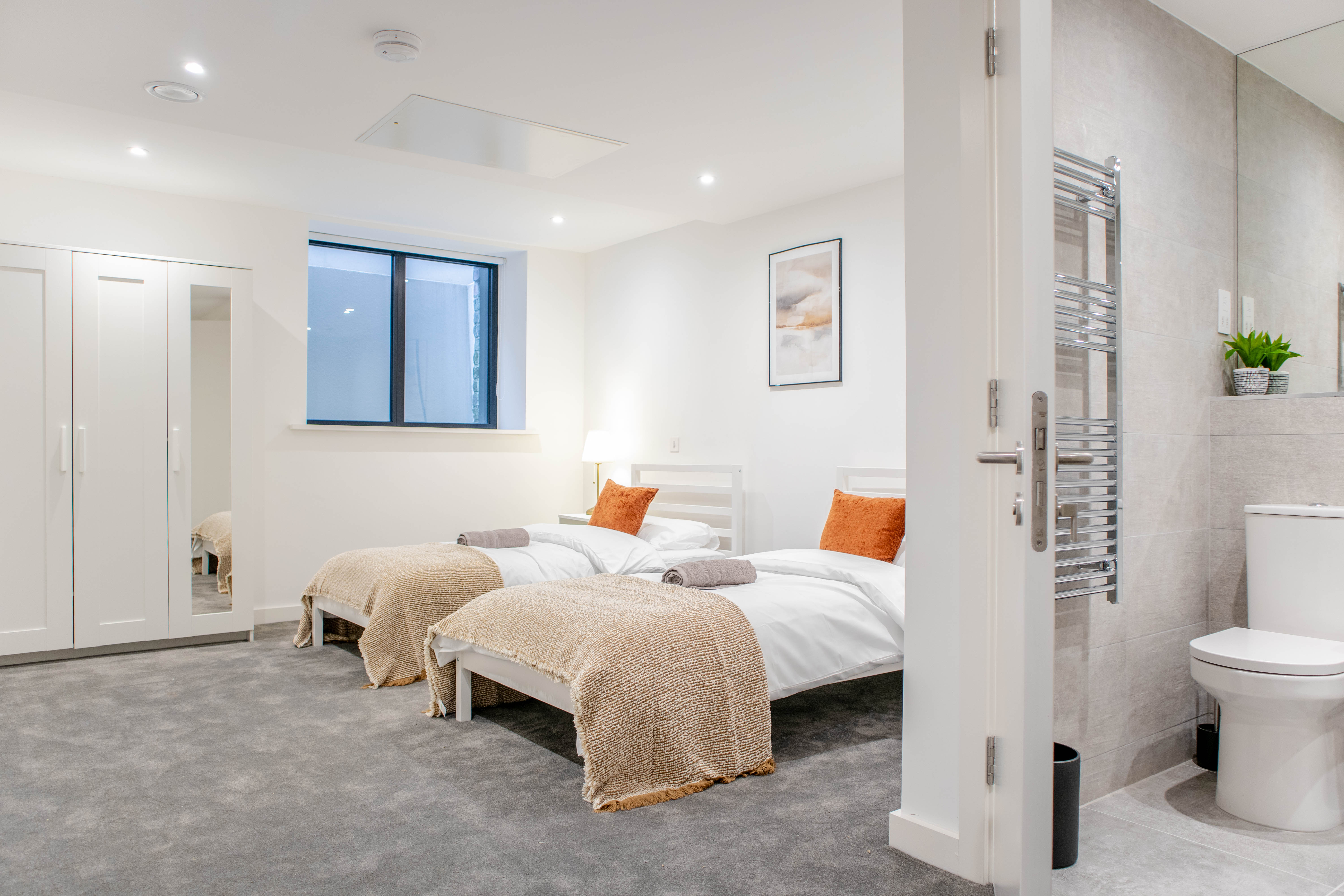 Bright modern Airbnb room with twin beds and ensuite