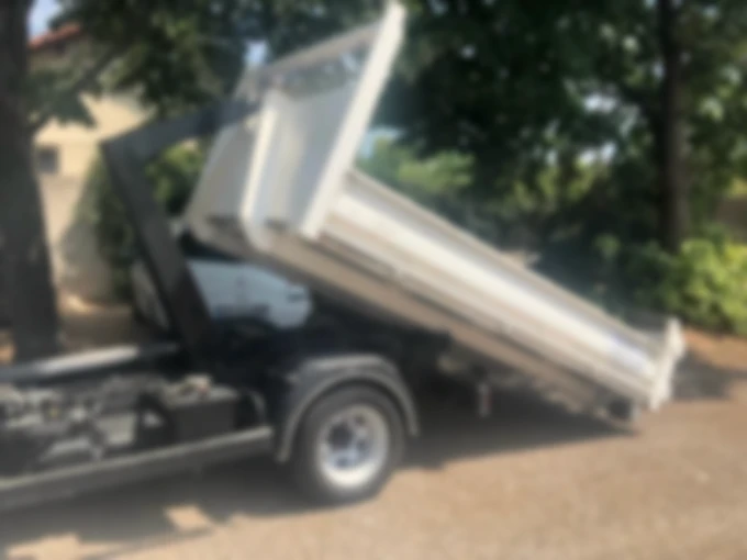 Camion benne avec la benne relevée