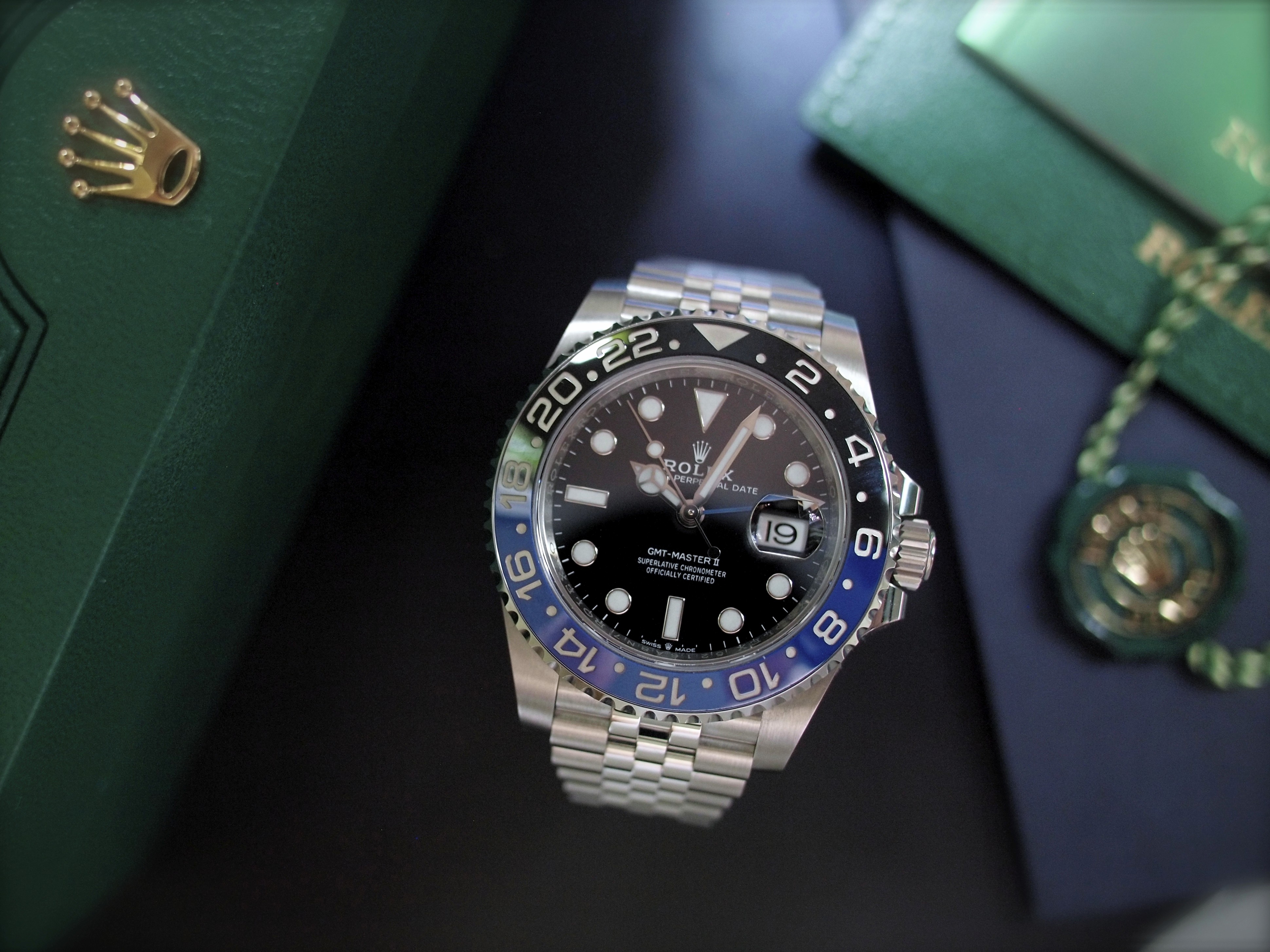 GMT-Uhr auf grünem Leder