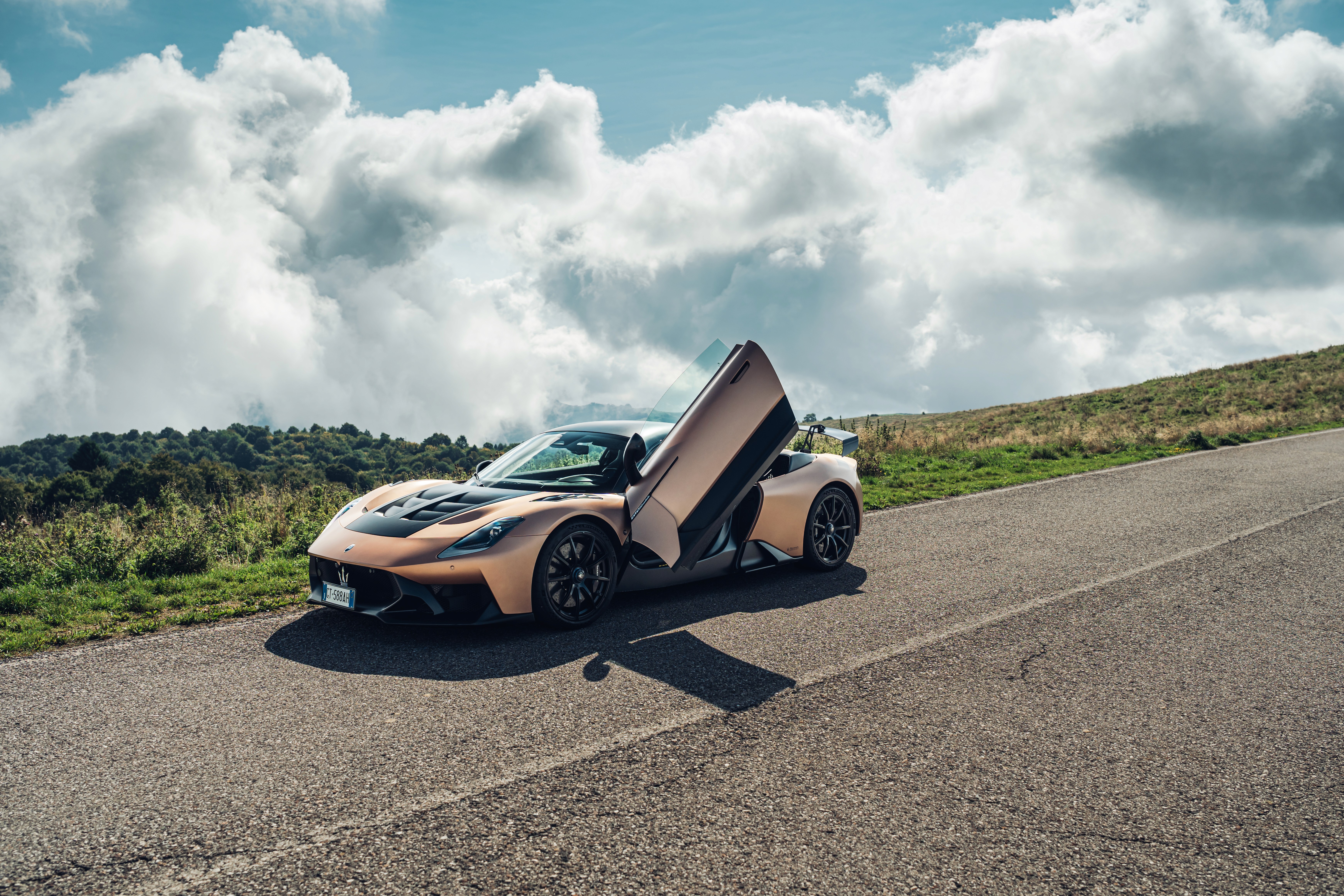 Foto di Maserati MC20 cielo su strada montana