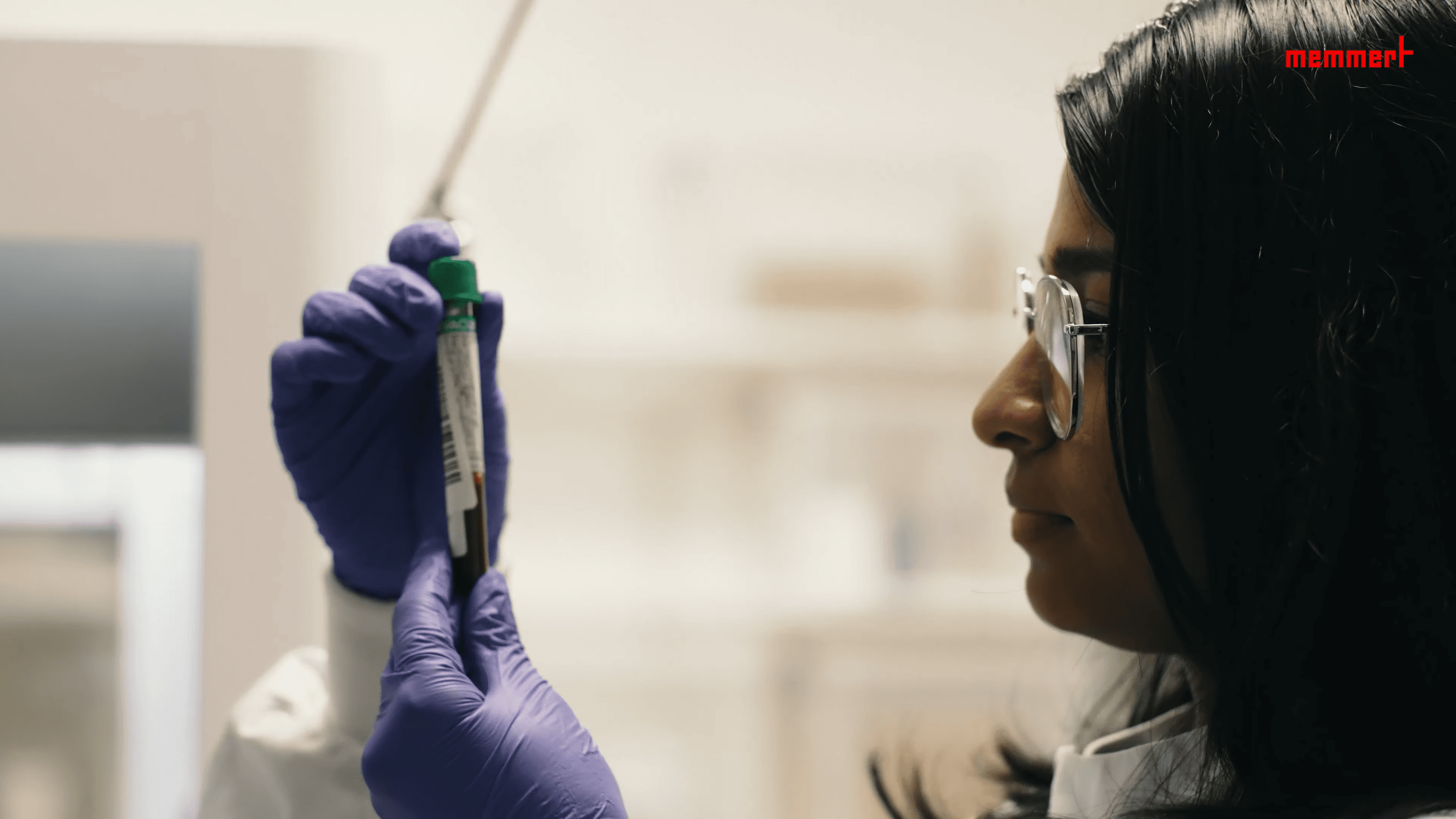 Mitarbeiterin von Revvity schaut sich eine Pipette an im Anwenderbericht von Memmert Videoproduktion Oxygen Pictures
