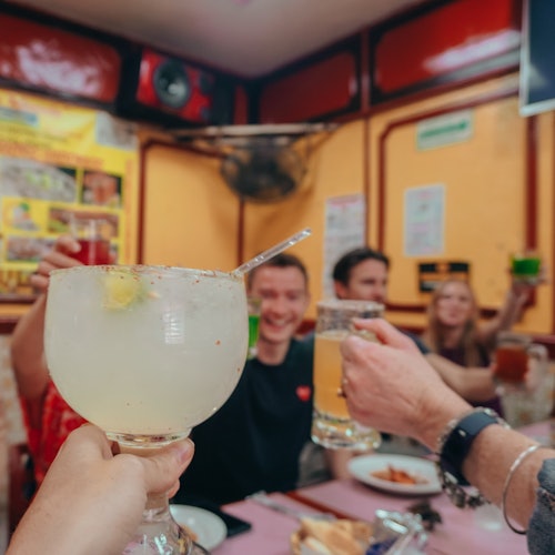 在傳統酒吧享受樂趣