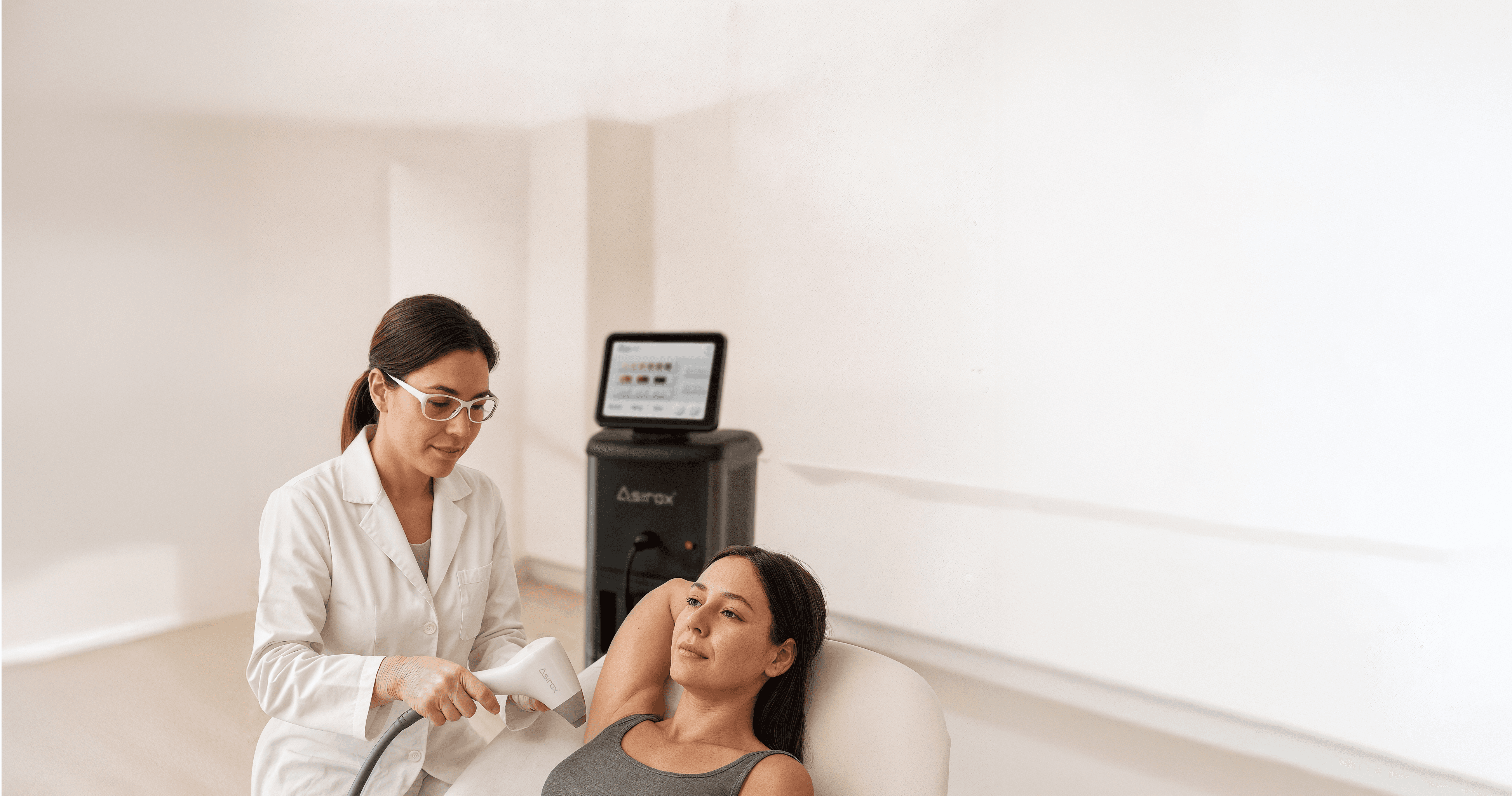 Profesional de medicina estética aplicando tratamiento con tecnología Asirox Medical, eficaz y respetuosa con la biología.