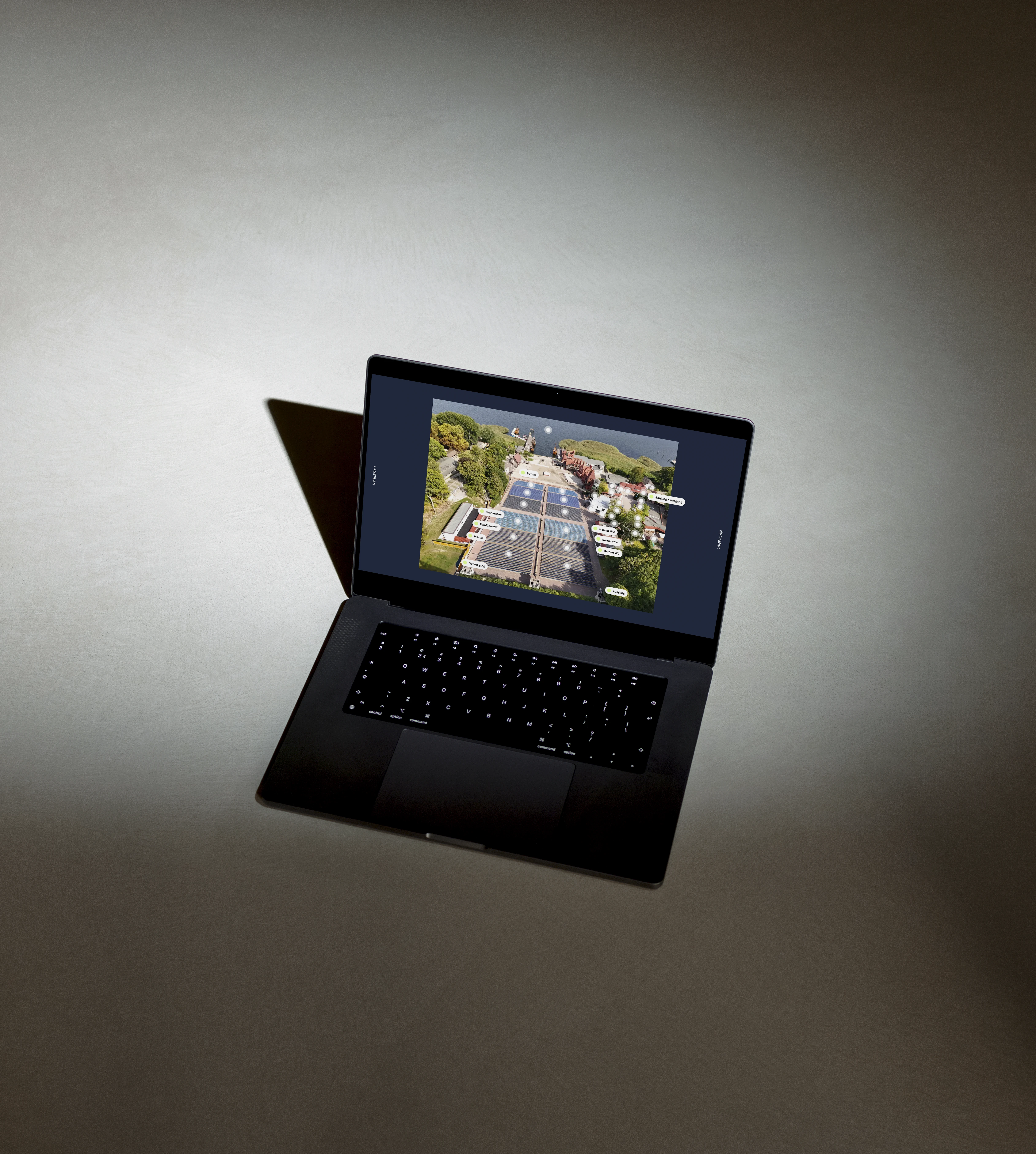 Laptop mit der Website der Störtebeker Festspiele und einer Luftaufnahme der Freilichtbühne in Ralswiek.