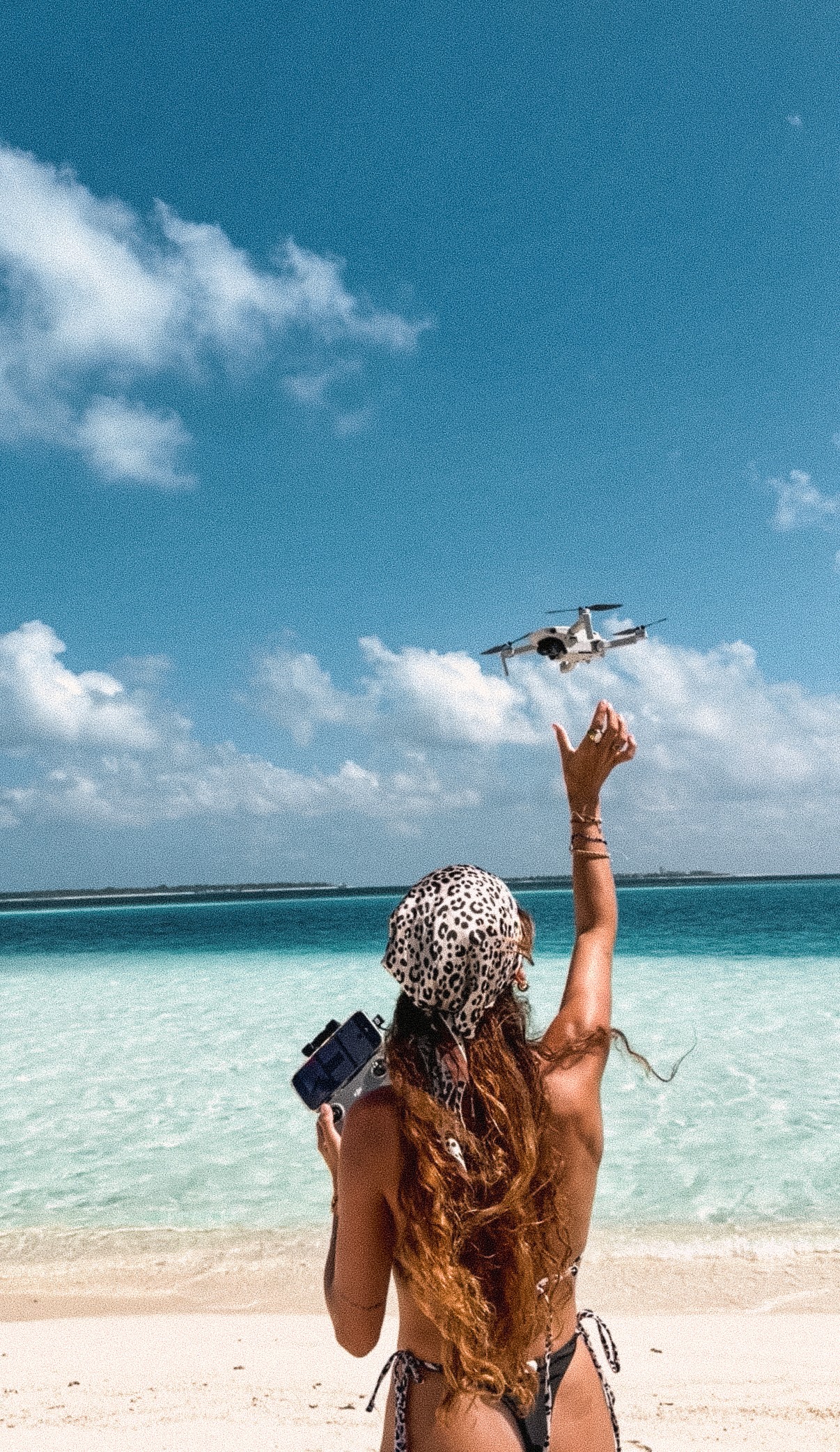 Homme qui mets un masque de plongée
