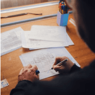 Arquitecto trazando planos