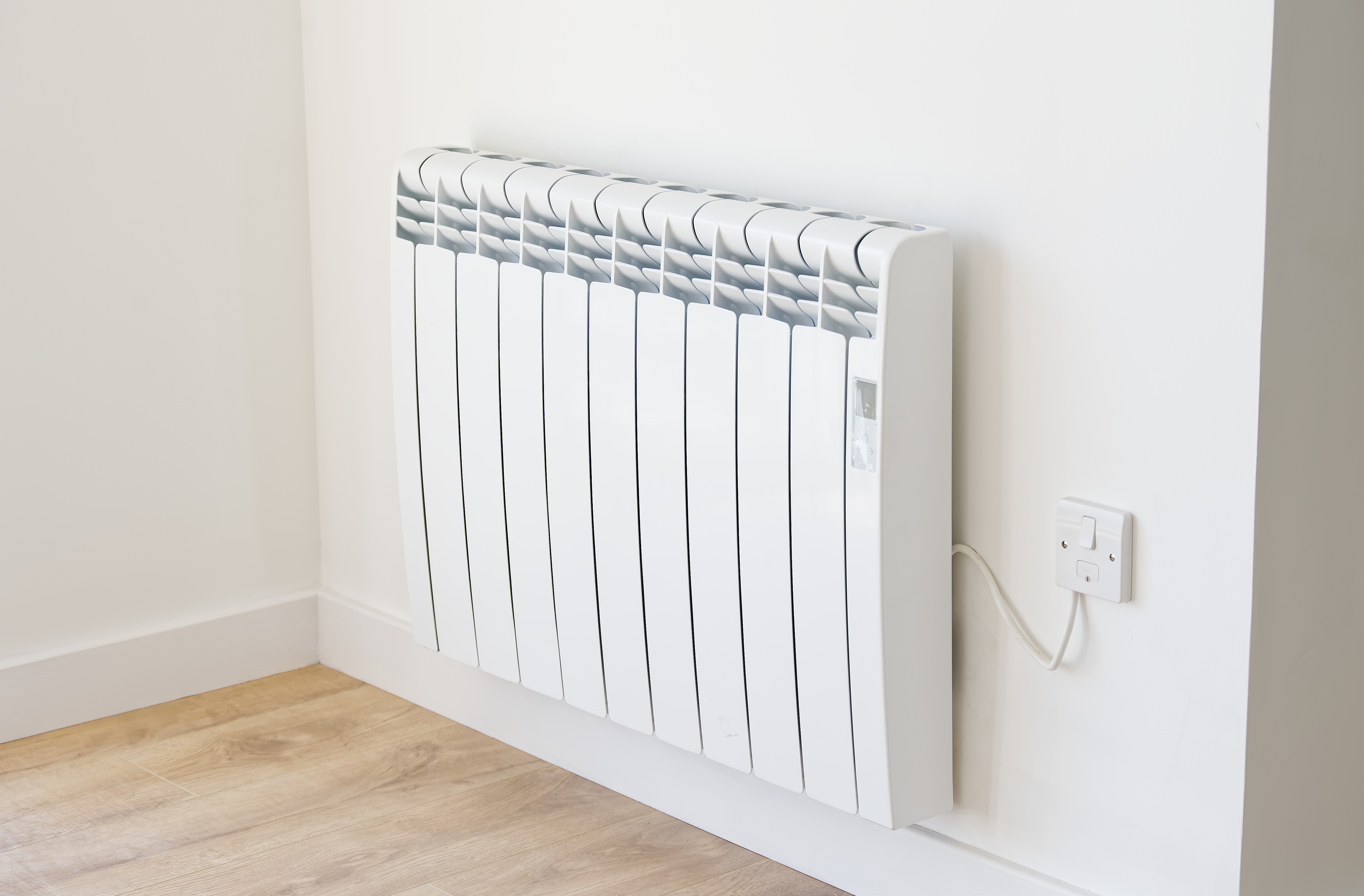 Moderner Niedertemperatur-Heizkörper an der Wand – ideal für effizientes Heizen mit Wärmepumpe. Kompakte Bauform, energiesparend und für den Einsatz in bestehenden Gebäuden geeignet.