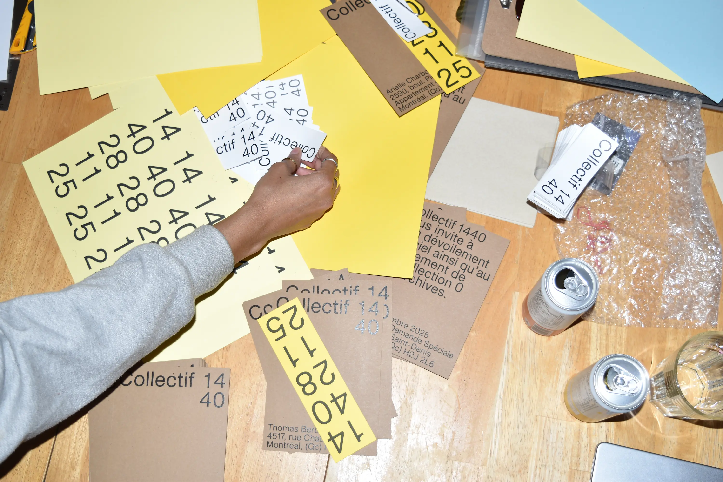 Groupe de mains rapprochées avec les chiffres “1 4 4 0” dessinés au stylo sur les doigts, symbole du Collectif1440.