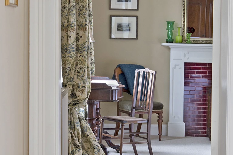 Hartingtons Heritage Tours hotel, Darley House, bedrooms with desk