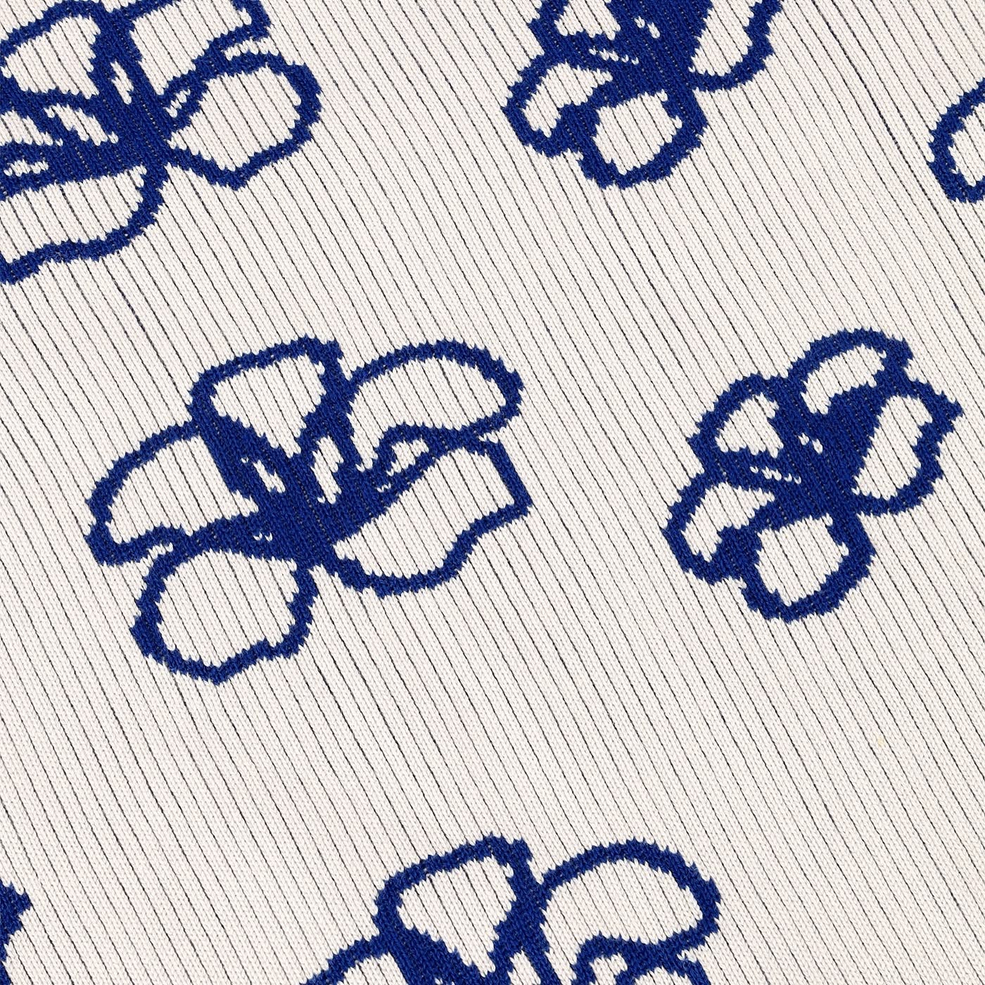 Détail de fleur tricoté dans une maille milano d'un pull Arbor Antwerpen