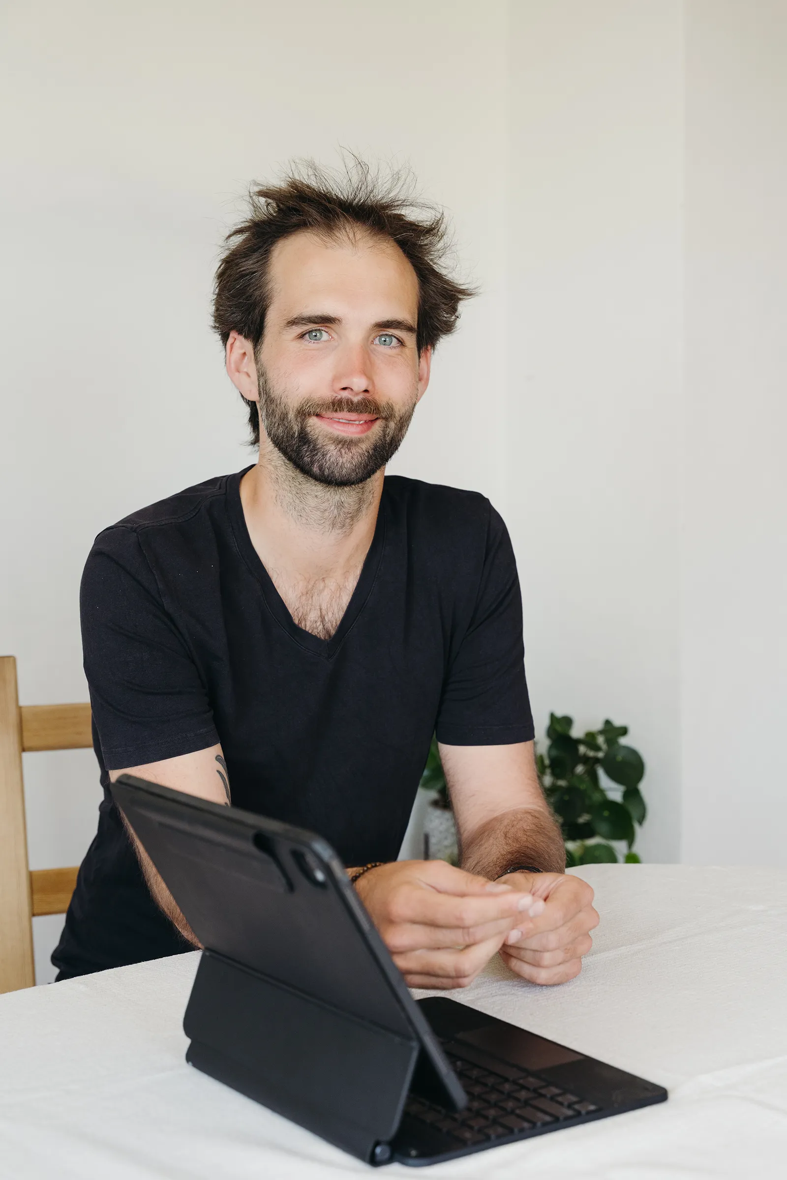 Michael Hickisch, Energieberater und Gründer von ECORE Energy Design, im Gespräch an einem Tisch mit Tablet.