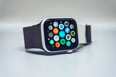 Smartwatch com ícones de aplicativo na tela