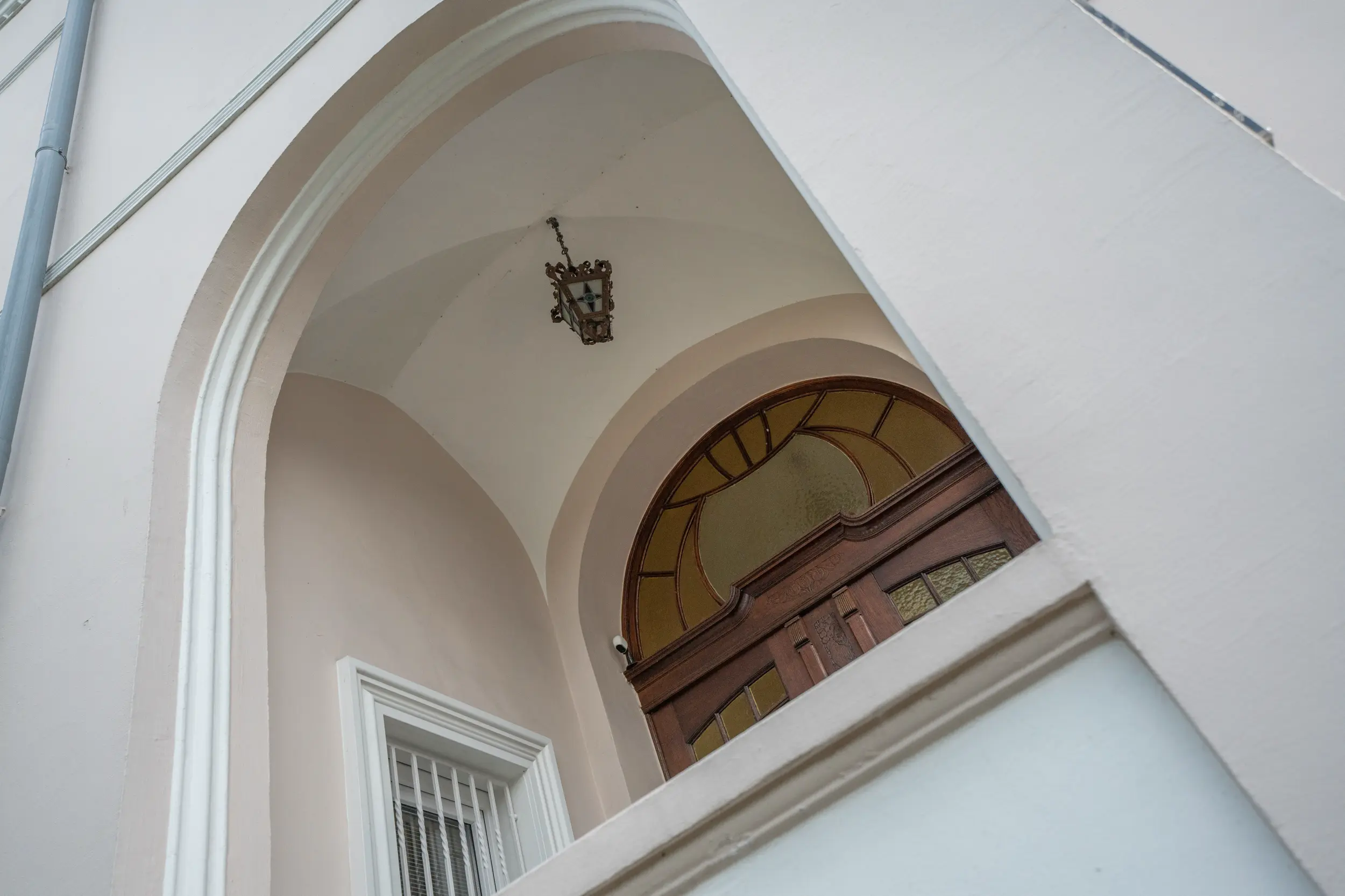 Detailaufnahme des historischen Eingangsportals der Bürovilla Gronau (Westfalen) mit Laterne und Haustür