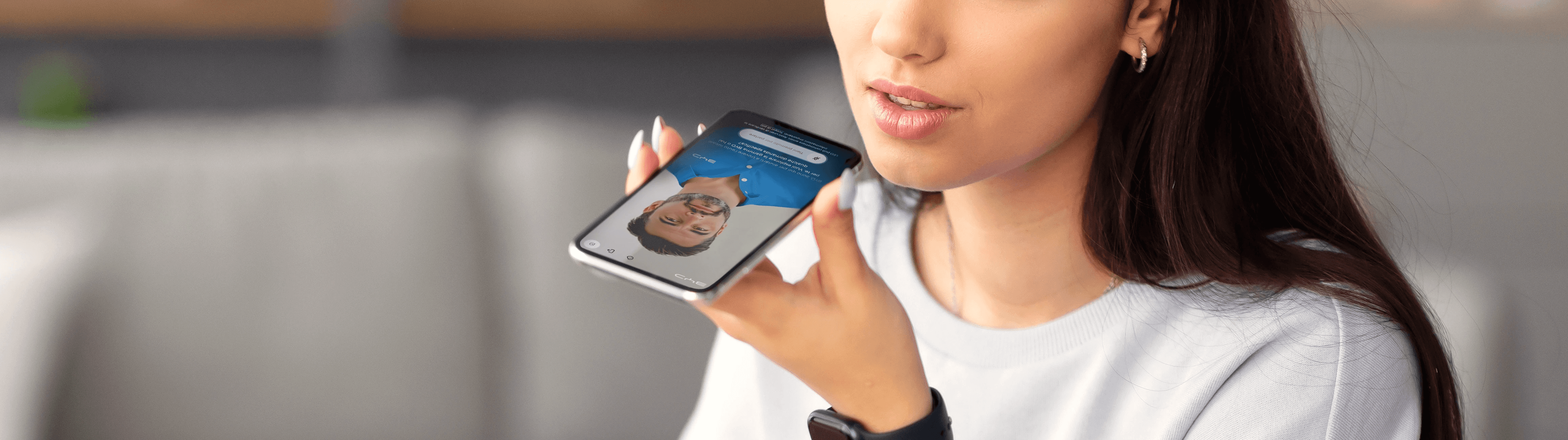 Una persona giovane rivolge un messaggio vocale alla chat con LEO dal tuo smartphone.