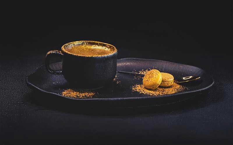 Kaffe med gullstøv på Sky 52 Restaurant, Sky View Observatory, Dubai.